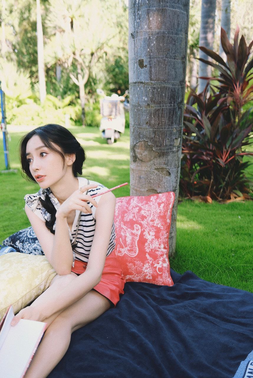 杨颖野炊生活照,听好看.#女明星# #娱圈新动向# #美女