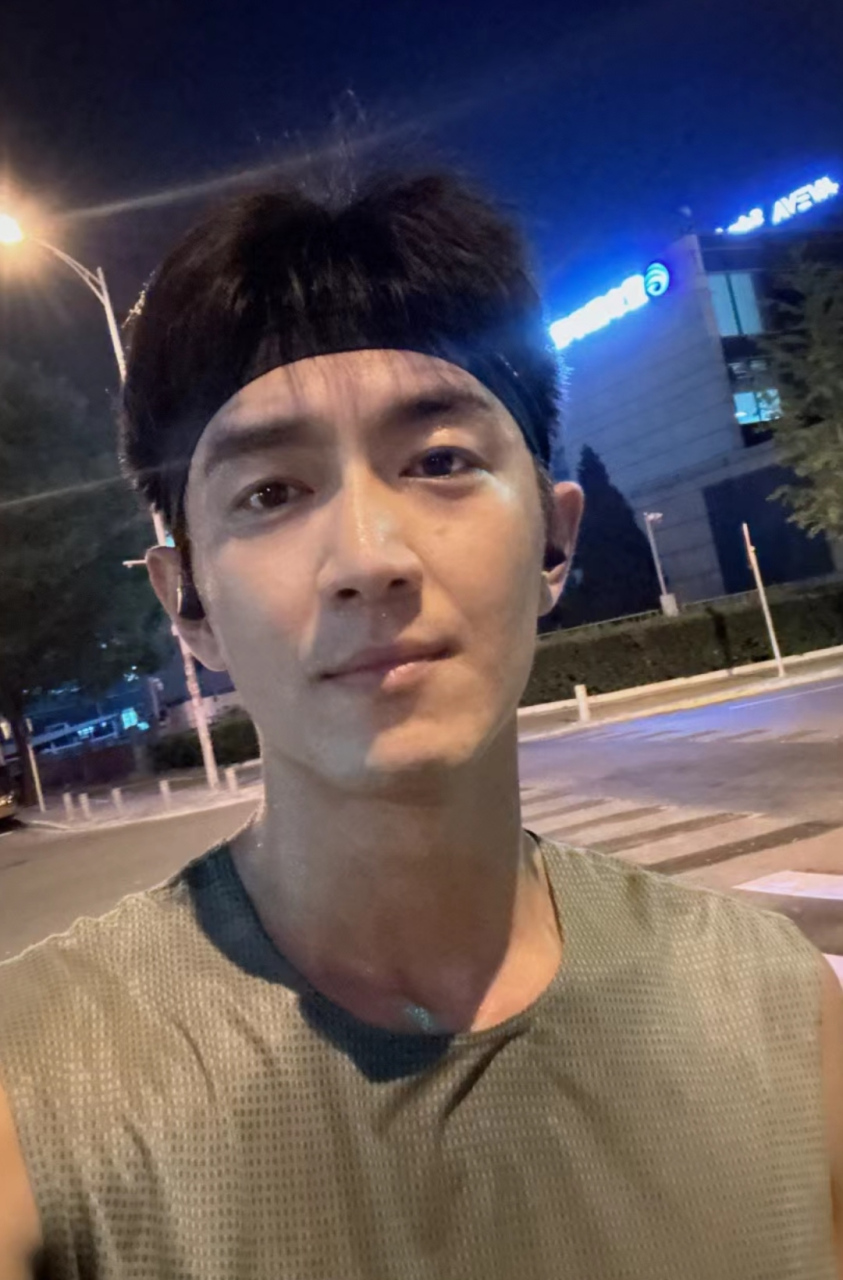 林更新瘦下来年轻多了,他晒出跑步和冲浪的帅照,有种回到前几年演偶像