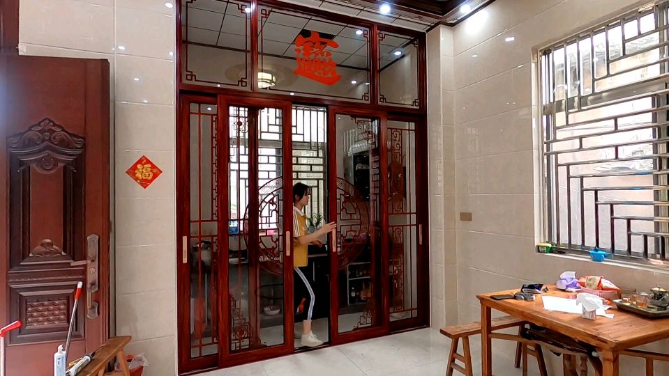 小伙去装厨房推拉门,正好把大厅跟厨房隔开,这么设计挺巧妙的
