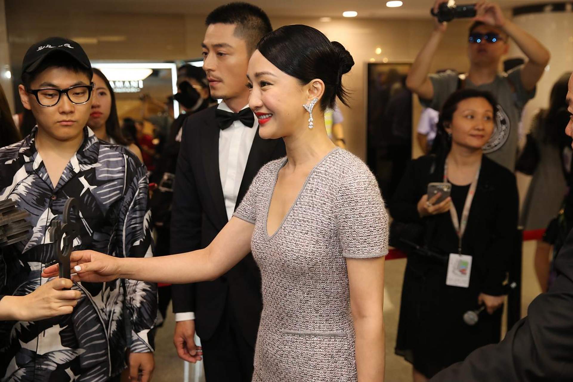 周迅也扛不住生图了,发腮,后背变厚,逃不开的中年发福,明星也同样会老