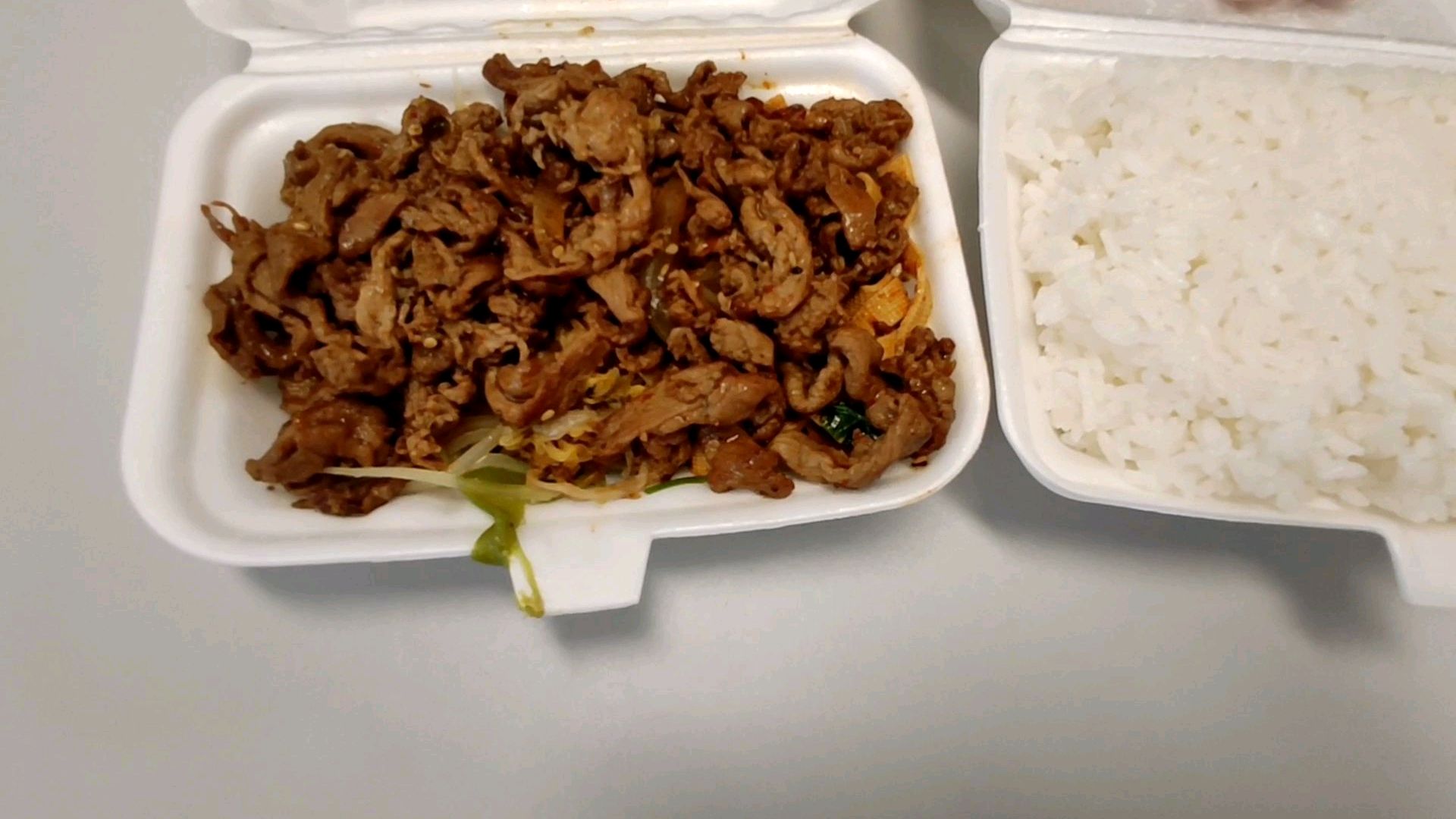 单位门口的美食之烤肉饭,肉量很足,配菜烤酸菜好吃