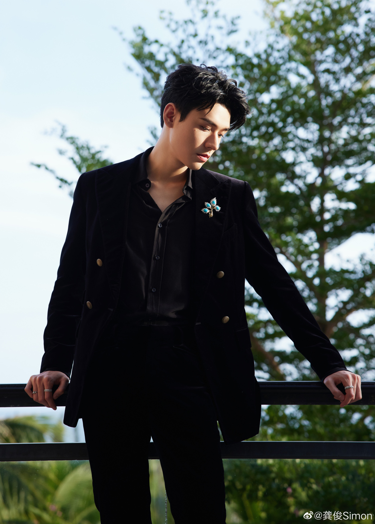 龚俊黑丝绒西服大片