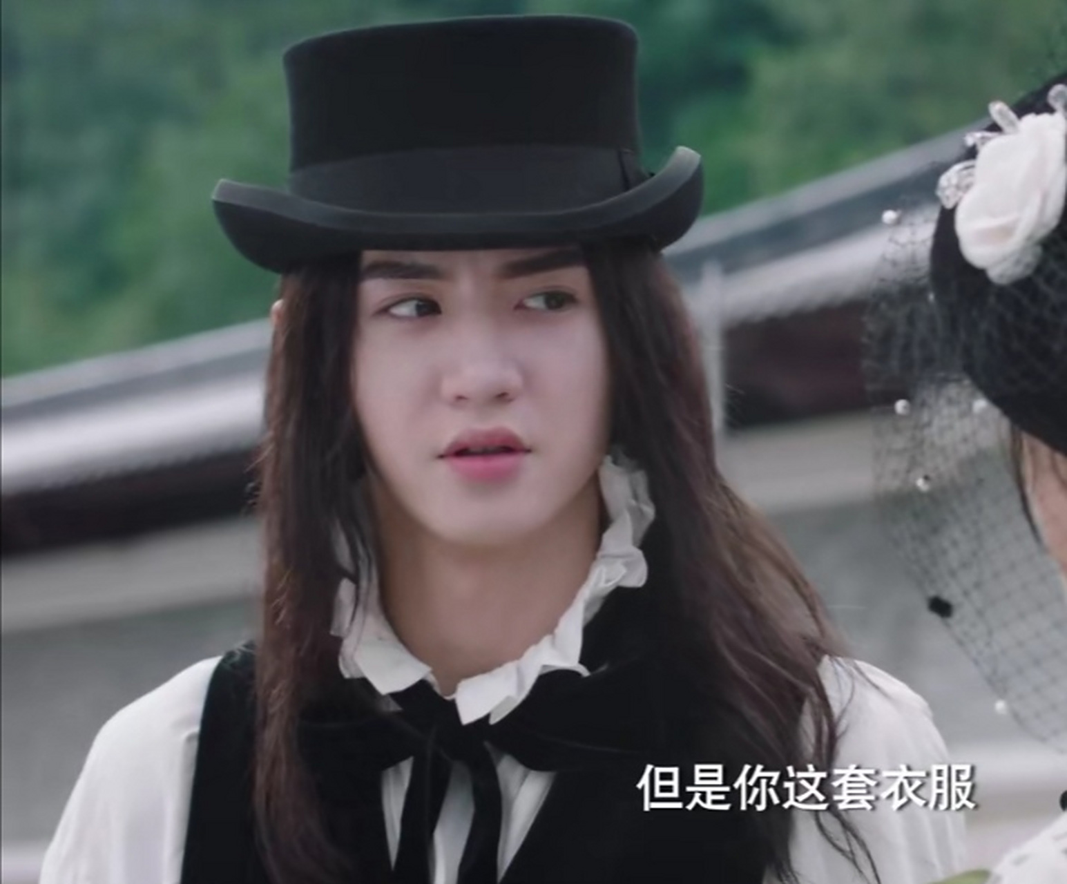 陈哲远这女装扮相比女主吴宣仪还好看[笑哭]