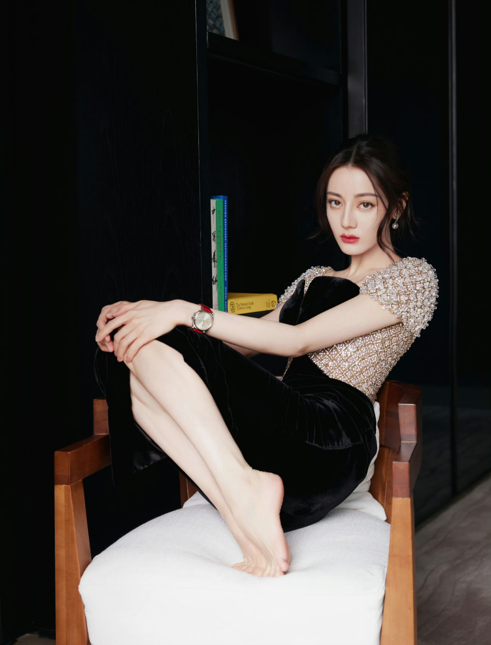 迪丽热巴光脚丫[色][色] #迪丽热巴# #百万创作者计划
