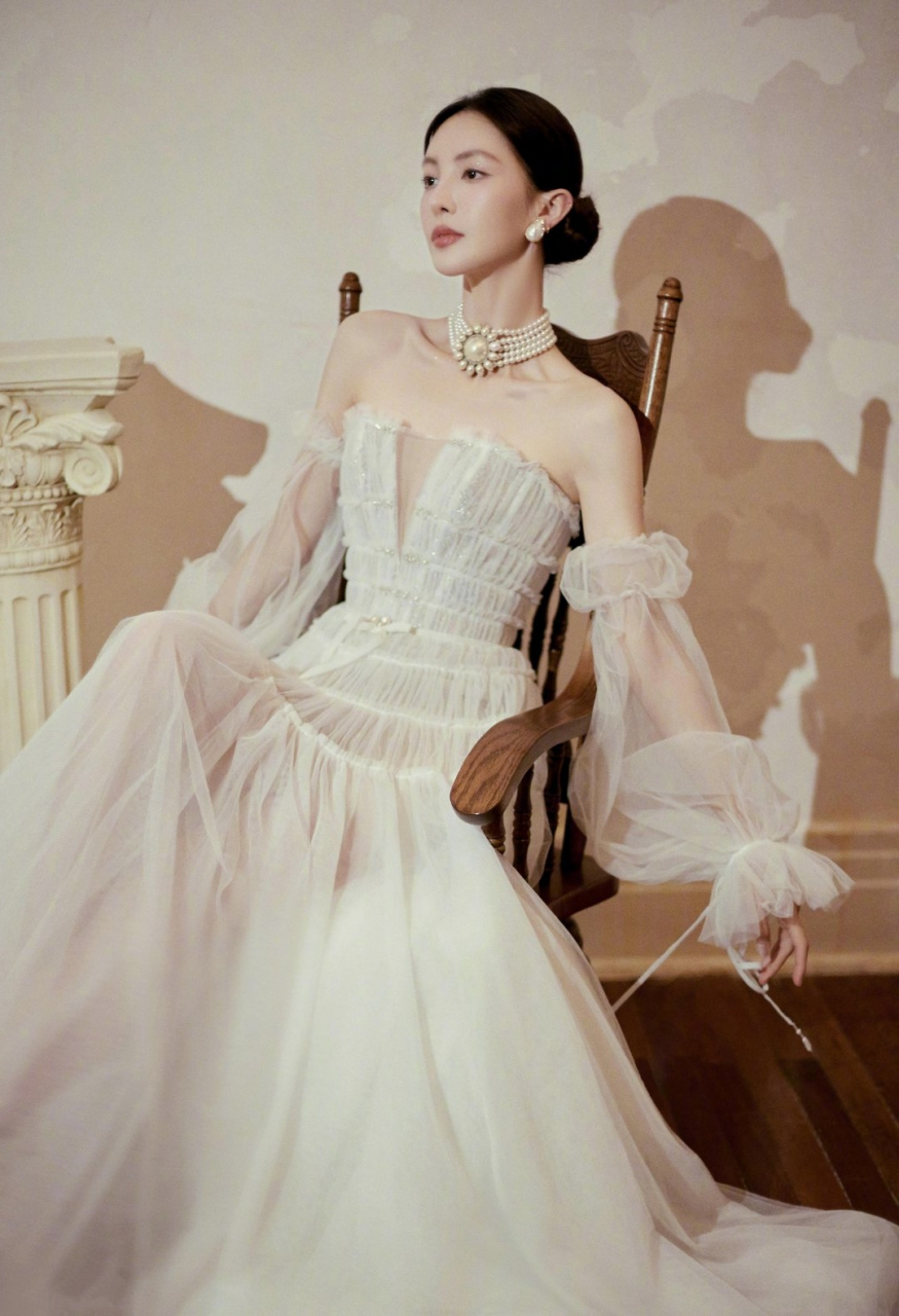 金晨# 身穿白色抹胸纱裙,雪肤玉貌的容颜,窈窕曼妙的身材,端庄优训哪