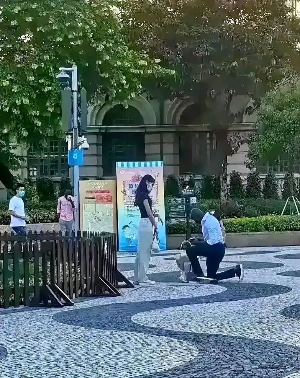 当众向一名女孩求婚的画面被拍下并迅速成为了社交网络上的热门话题