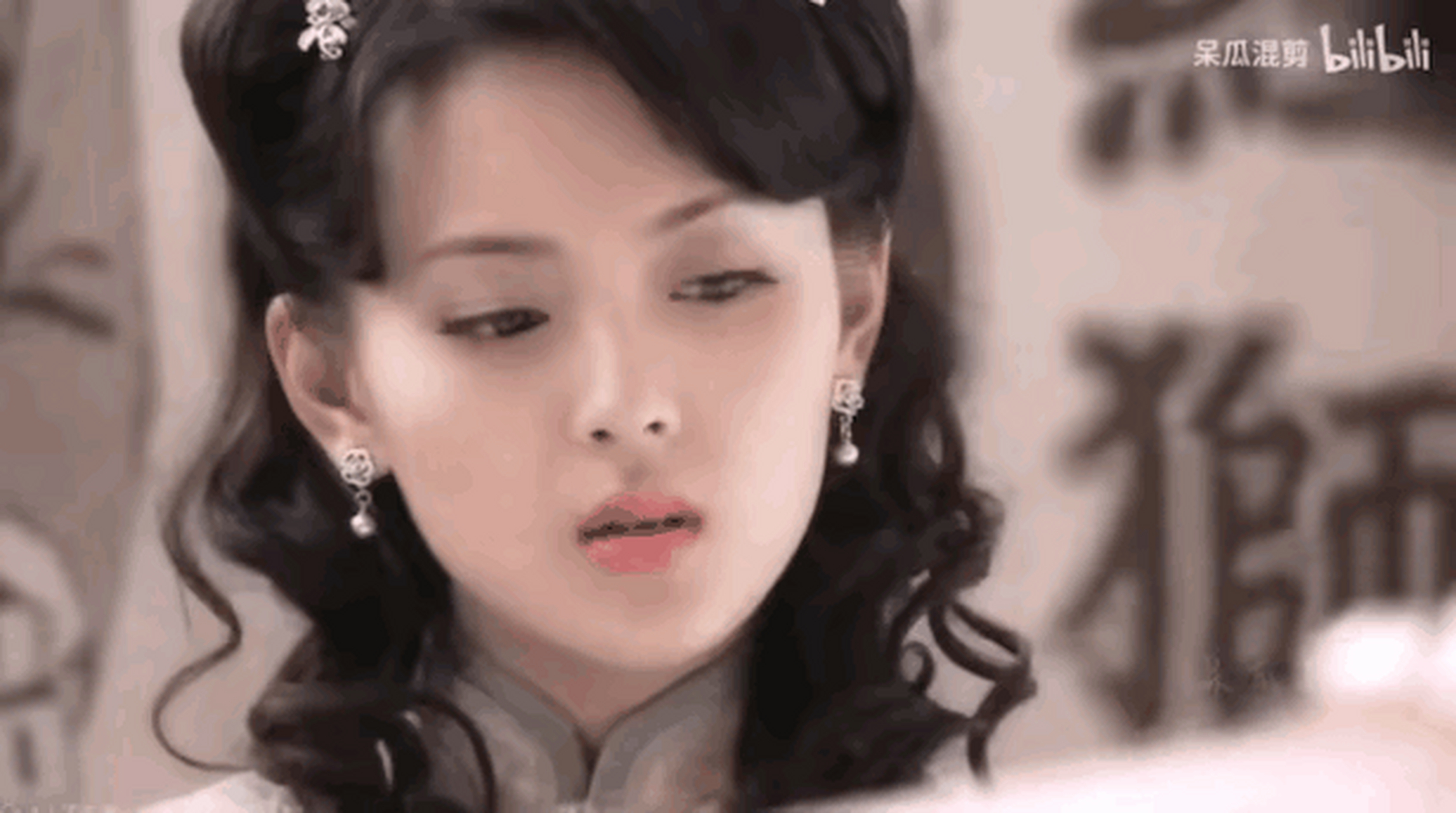 网友给杨超越演戏提供了新思路 说是照着小刘佳模仿来演就可以了 这