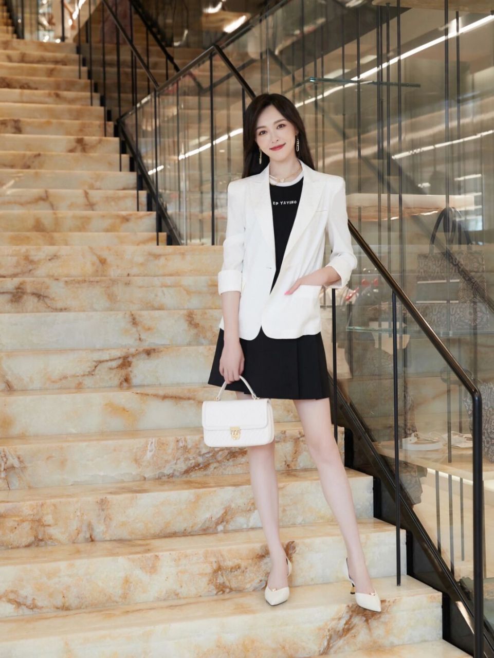 唐嫣的小鸟腿又抢镜了,穿着黑色连衣裙搭配白色西装干练利落,清爽舒适