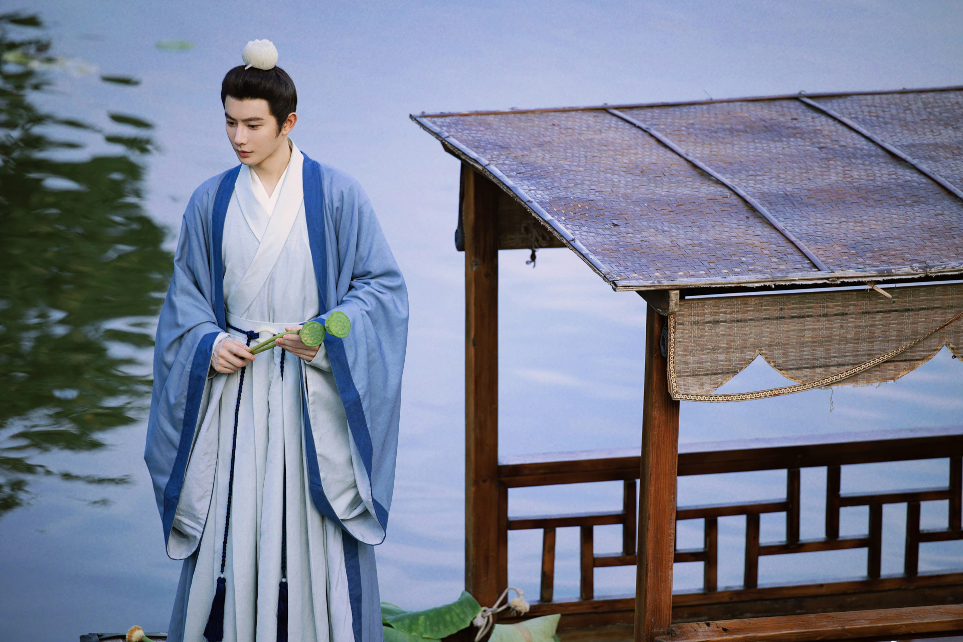 王佑硕这古风照拍的好让人眼前一亮,温润如玉,清洁如莲的谦谦君子模样