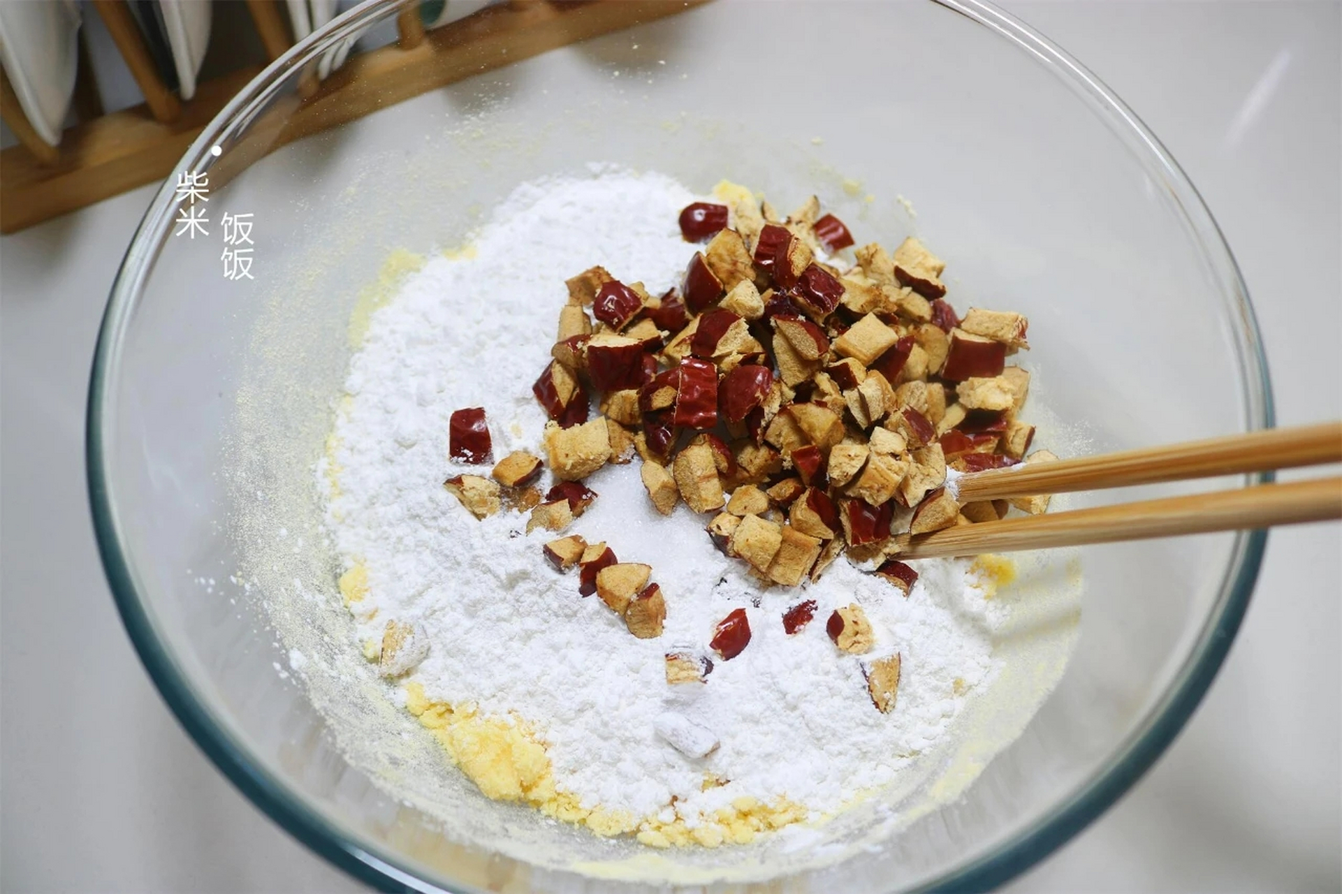 【食材】玉米面粉,糯米粉,红枣,白糖  【具体做法】 1,150克玉米面粉