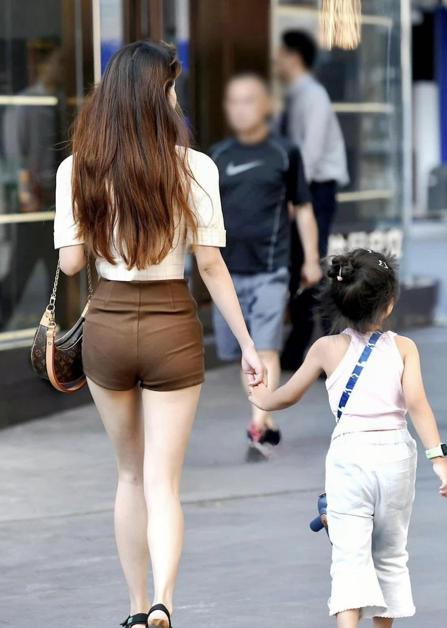 街拍背影杀,时尚辣妈一枚!