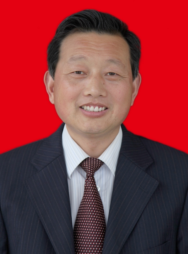 全国模范教师等)中共党员,中学语文高级教师,历任日照一中语文教师