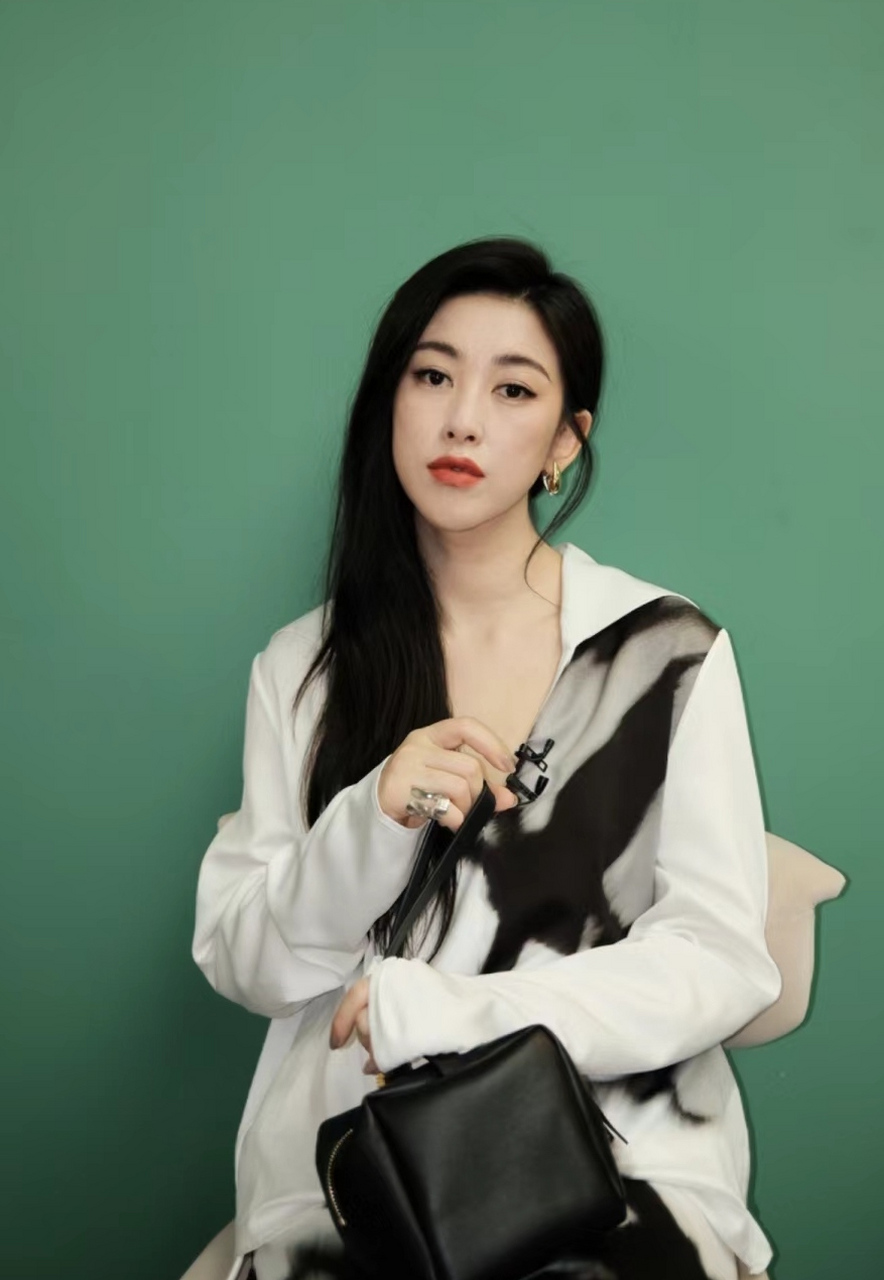 朱珠晒工作照神情疲惫,休息时间倚着墙睡着了,化了