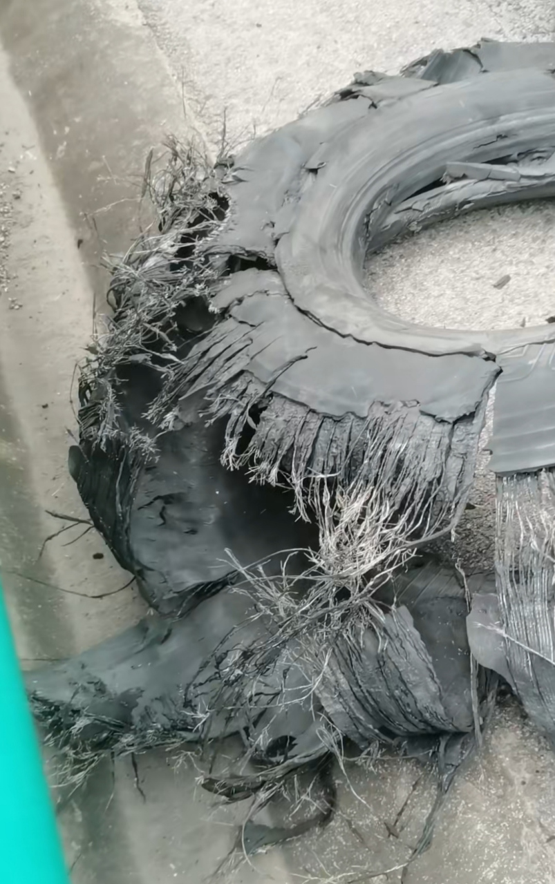 拉人的大客车爆胎了,轮胎成这样了,太吓人了,这是怎么回事呢?