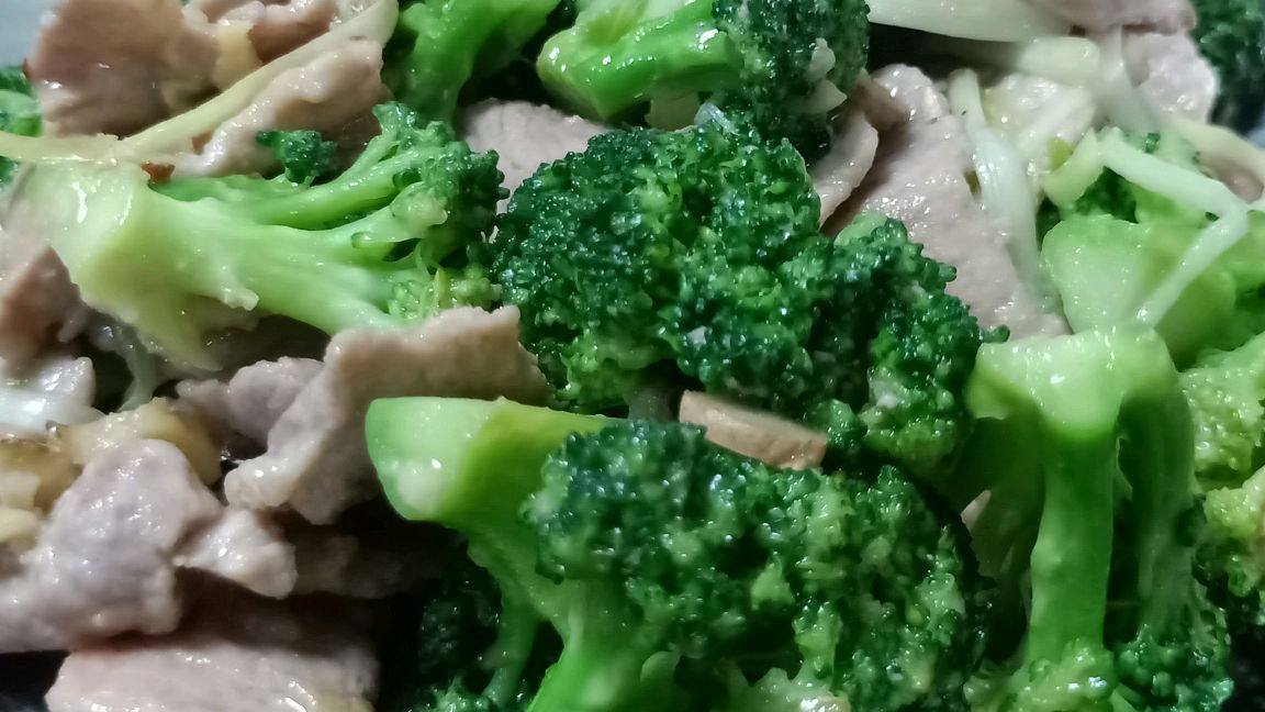 碧绿爽脆的西兰花配上劲道十足猪展肉,会擦出怎么样的火花?