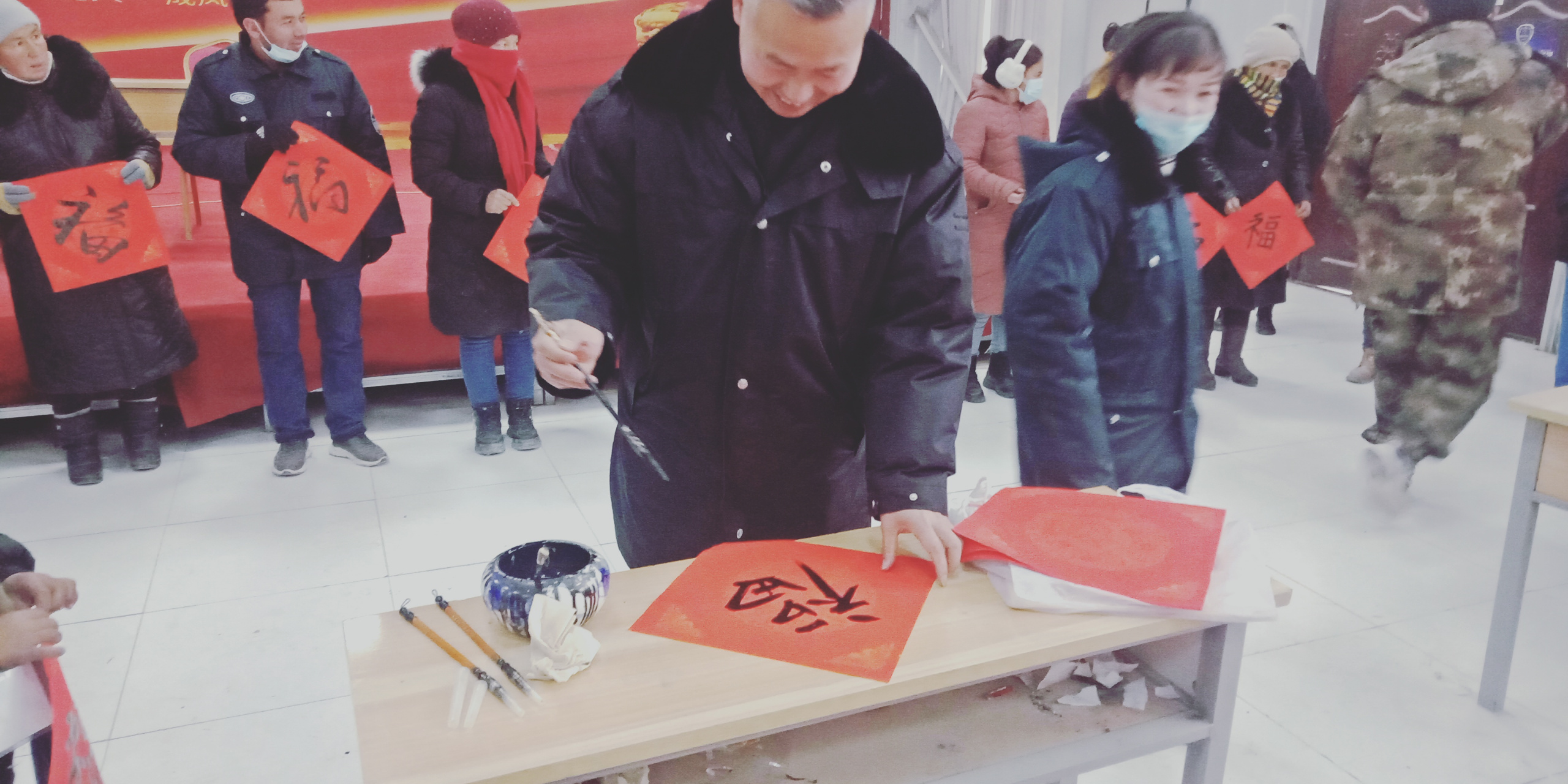 岳普湖县艾西曼镇和谐村给大家送福了