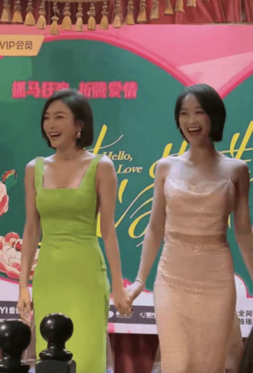 大女主秦岚皮肤细腻有光泽,一身绿色紧身长裙大秀s曲线,一米六八身 