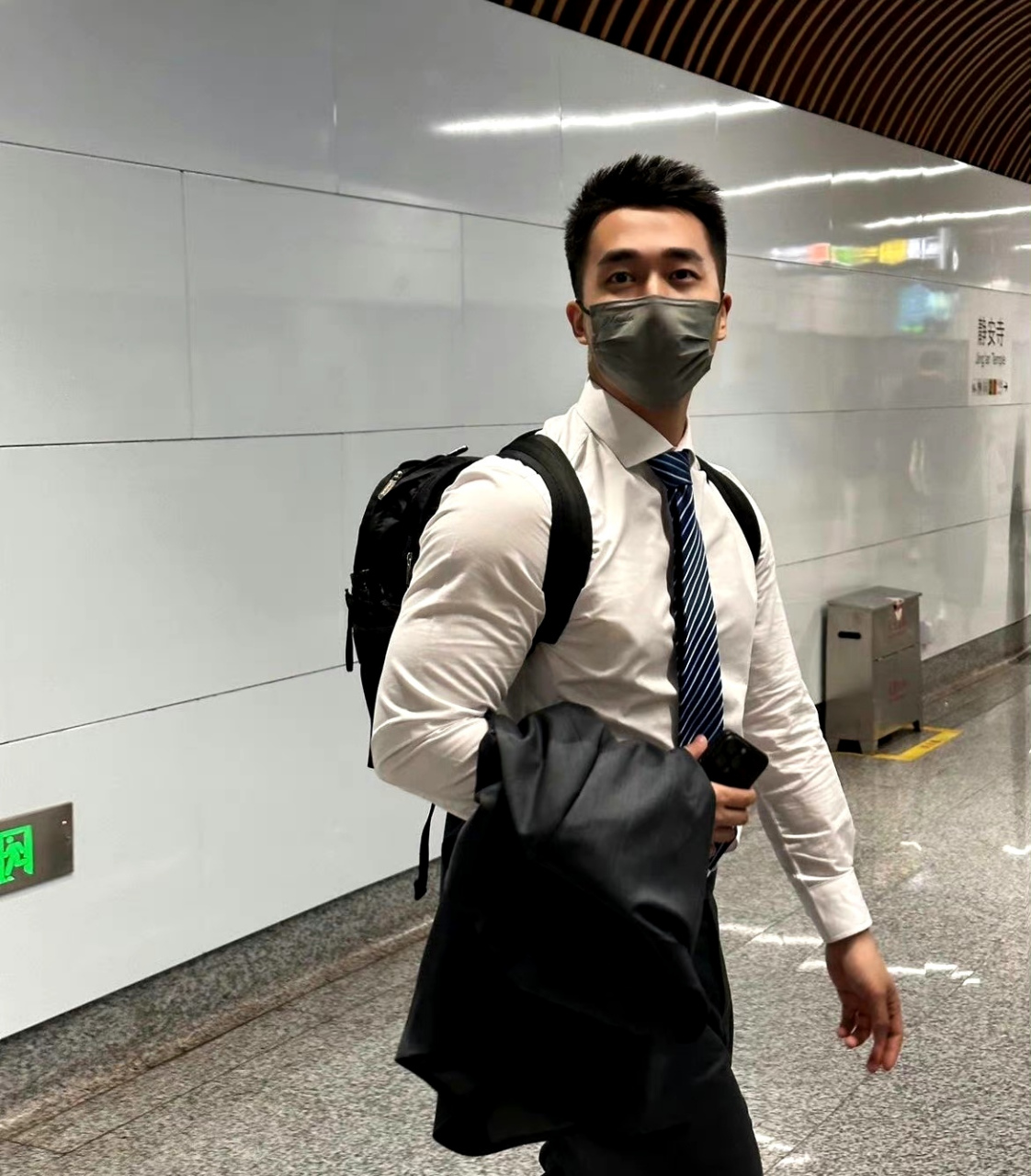 每天地铁通勤,口罩难掩帅气正装仍显健硕好身材#正装型男