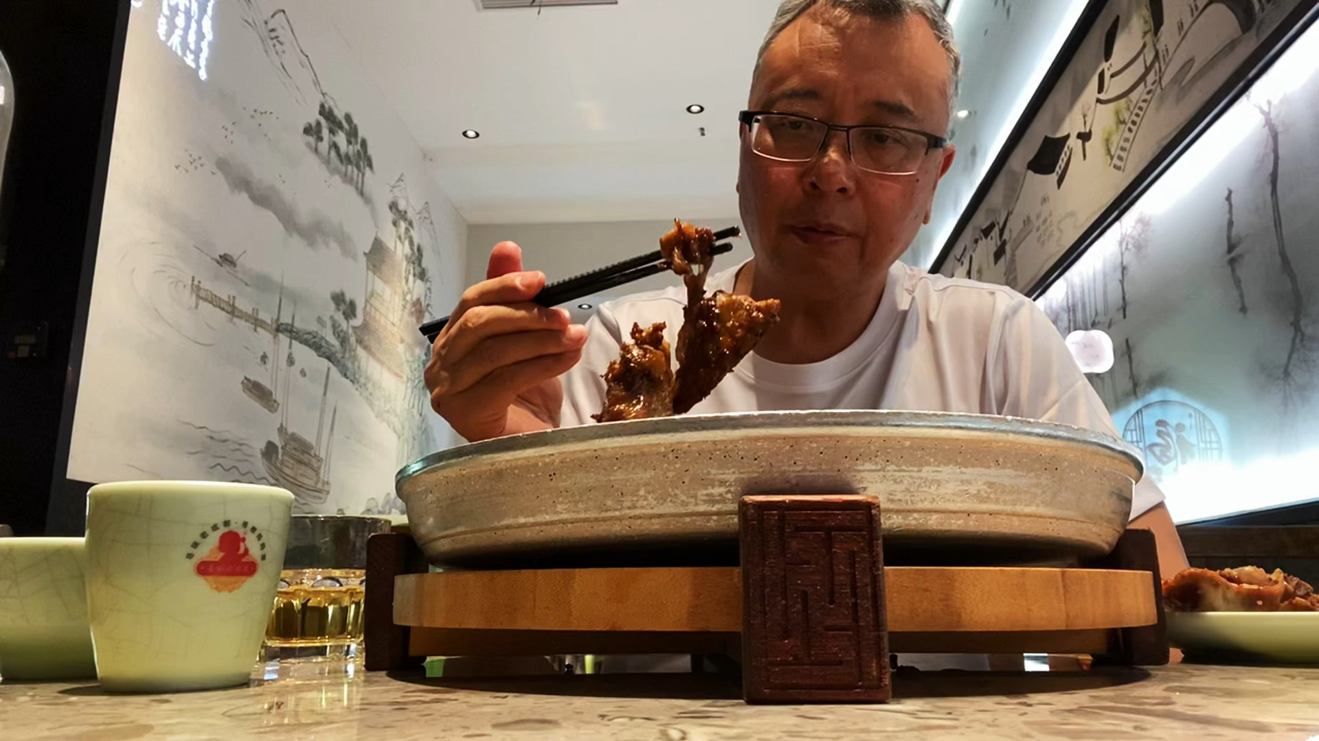 大口喝酒,大块吃肉,不亦乐乎