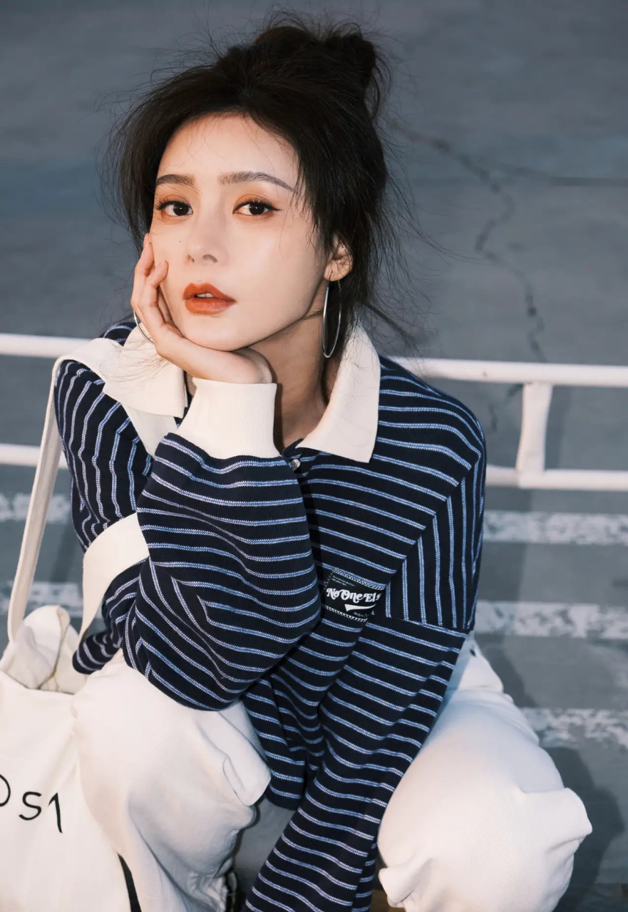 王瑞子在社交平台分享了一组照片.条纹宽松上衣,白色长裤,美丽可爱!