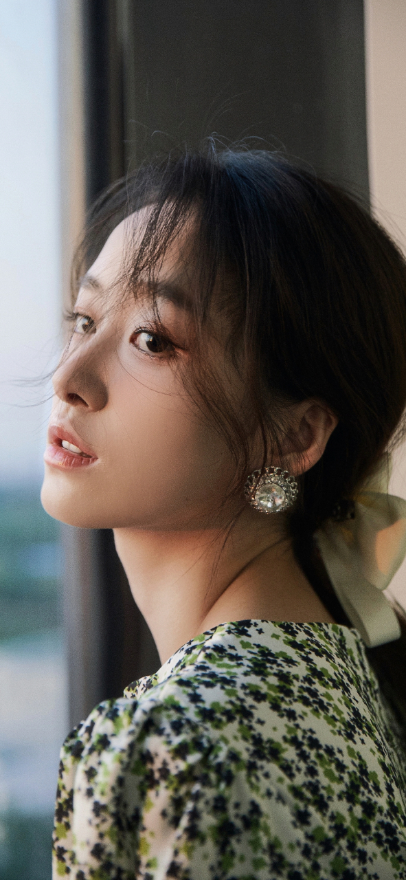 演员杨肸子花裙人像写真