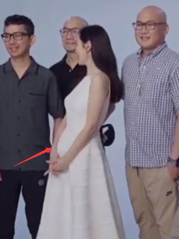 组图：孙艺珍怀孕四个月近照曝光肚子凸起明显用手护宝宝