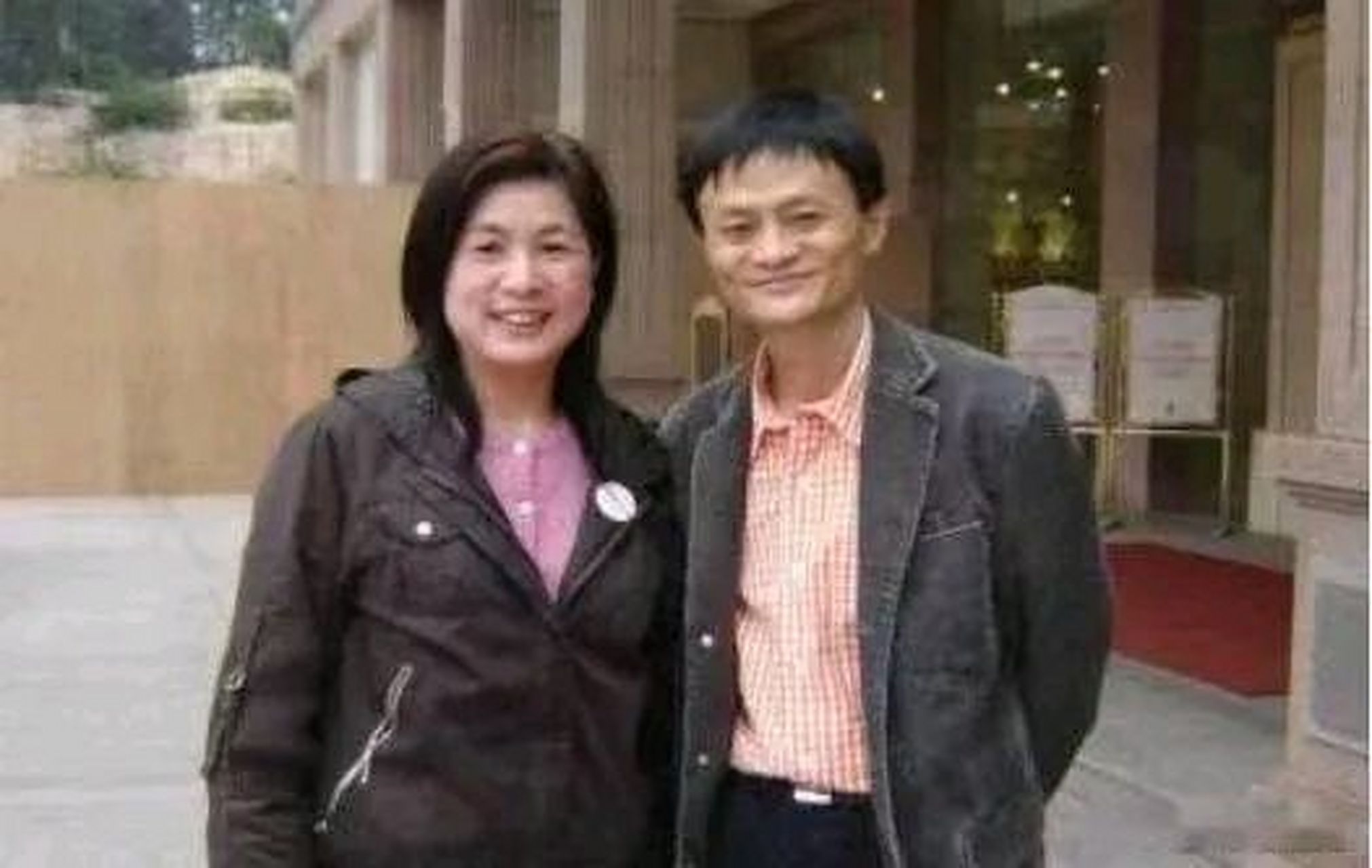 马云老婆是他在教书时的同事,后来成了马云人生伴侣加事业伙伴.