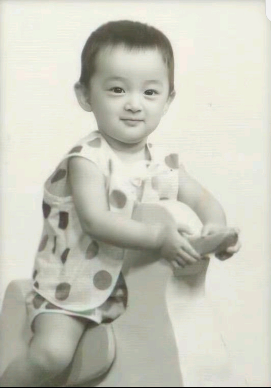 小时候的胡歌,这也太可爱了吧[大笑]