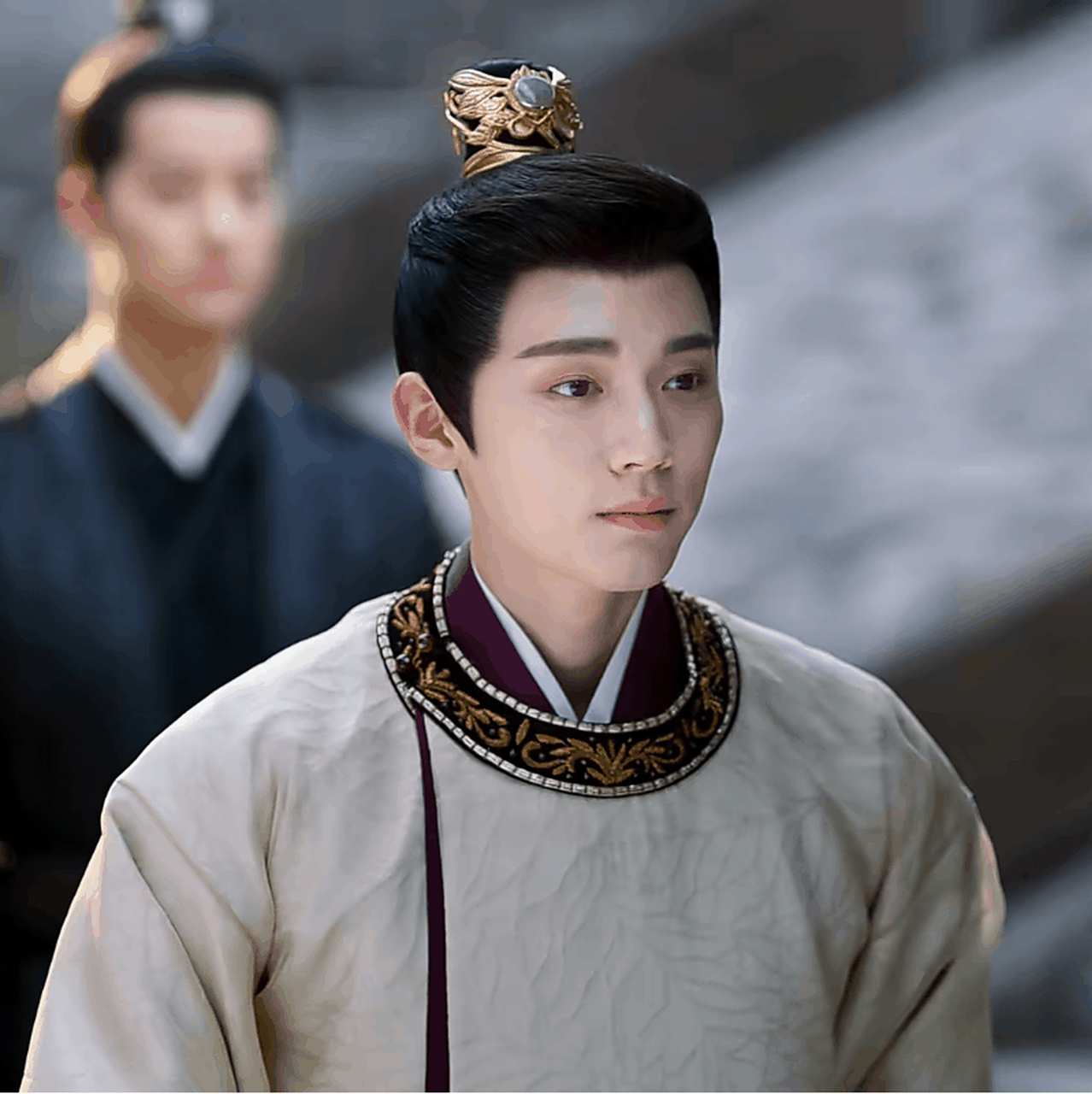 看到了一个帅哥 古装很不错 就是远景看着要练一下仪态了 脸真的很不