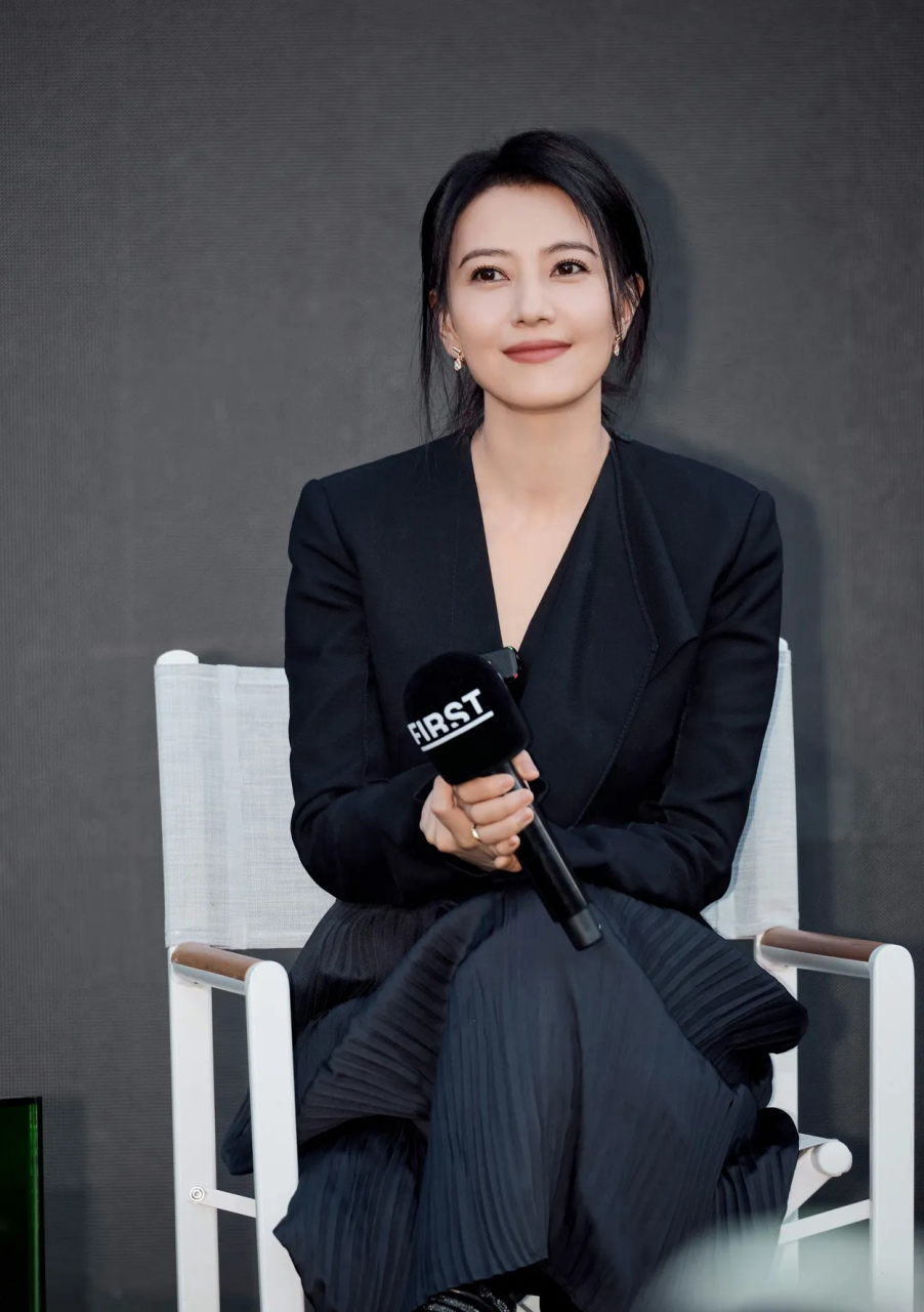 女神高圆圆,黑色小西装出席活动,坐姿优雅,精致迷人.#高圆圆