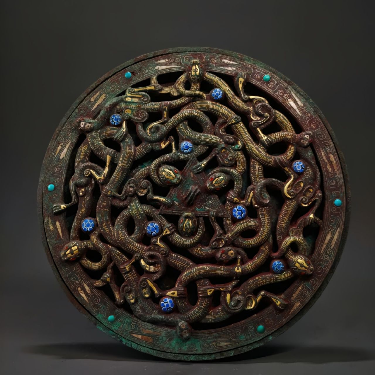 战国金银错蟠龙纹铜镜,又名青铜金银错蟠龙纹镜.
