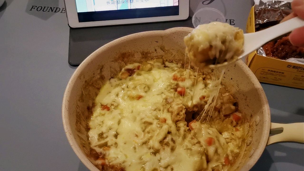 不需要烤箱的咖喱鸡肉芝士焗饭,想拉多长丝自己决定,简单好吃
