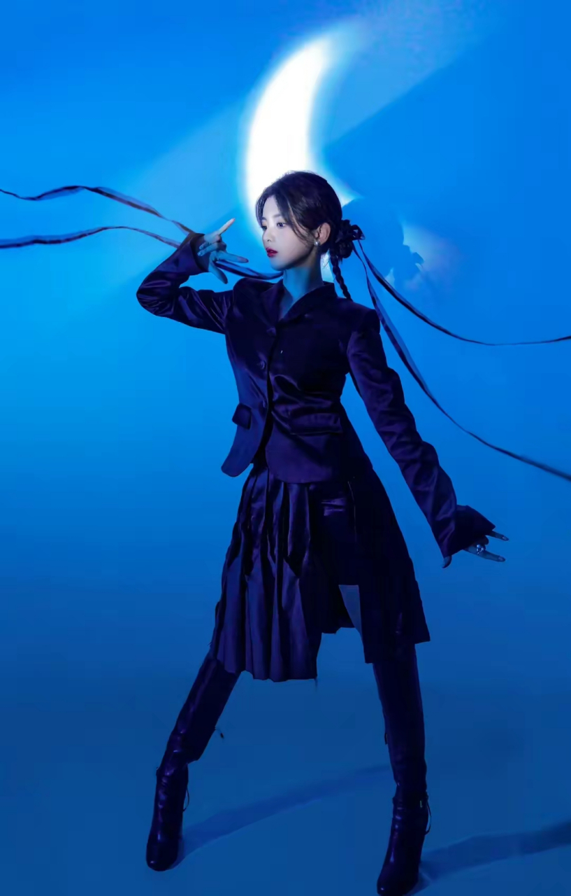 杨超越最新美照分享,发带轻舞身姿曼妙化身水冰月,代表美貌消灭你