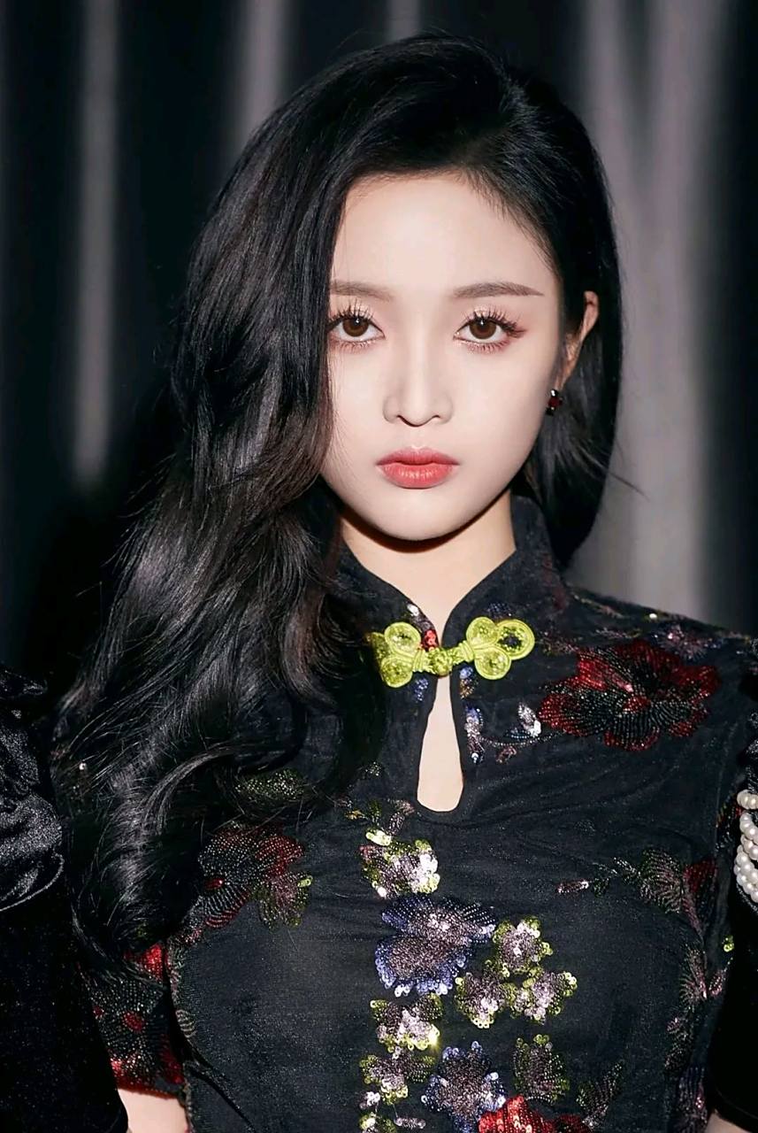 吴宣仪黑色改良旗袍裙造型甜美俏丽#明星出圈的穿搭# #娱乐大赏# #一