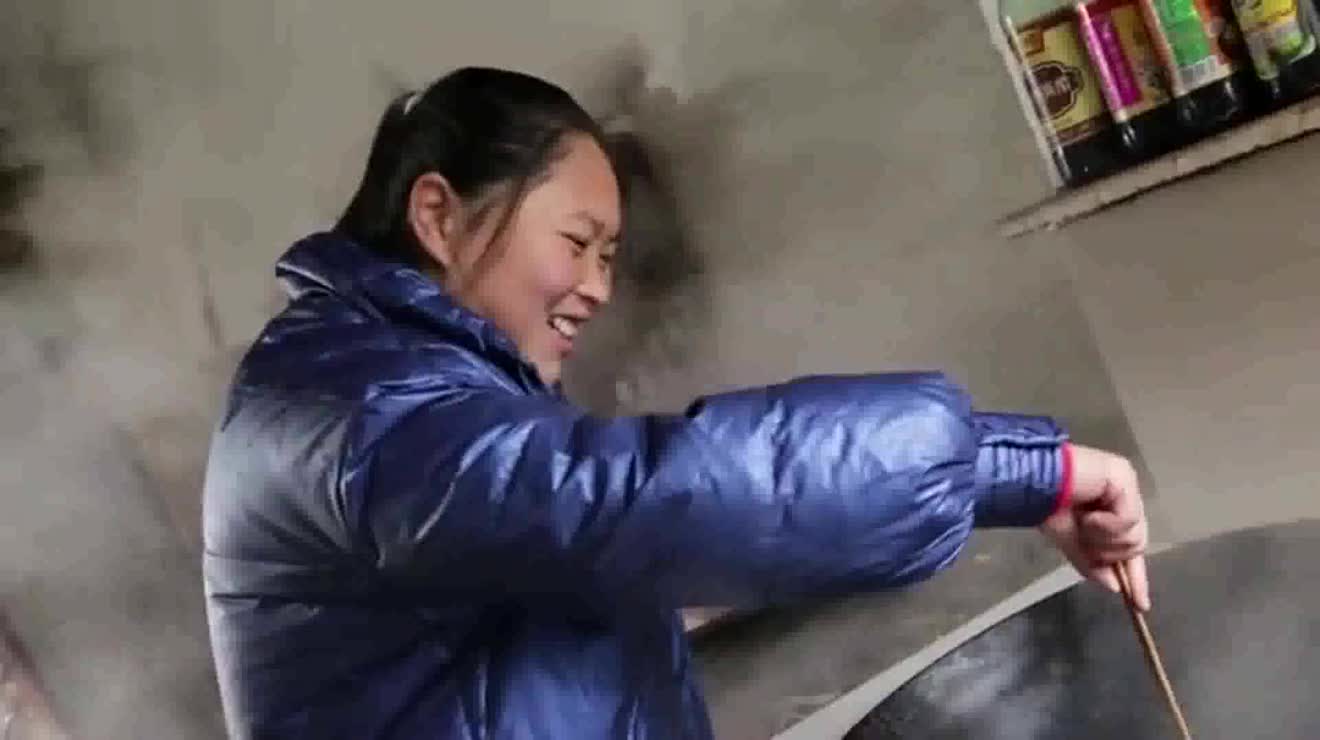 少数民族大姐做马肉,第一次吃马肉没想到这么好吃,上瘾了