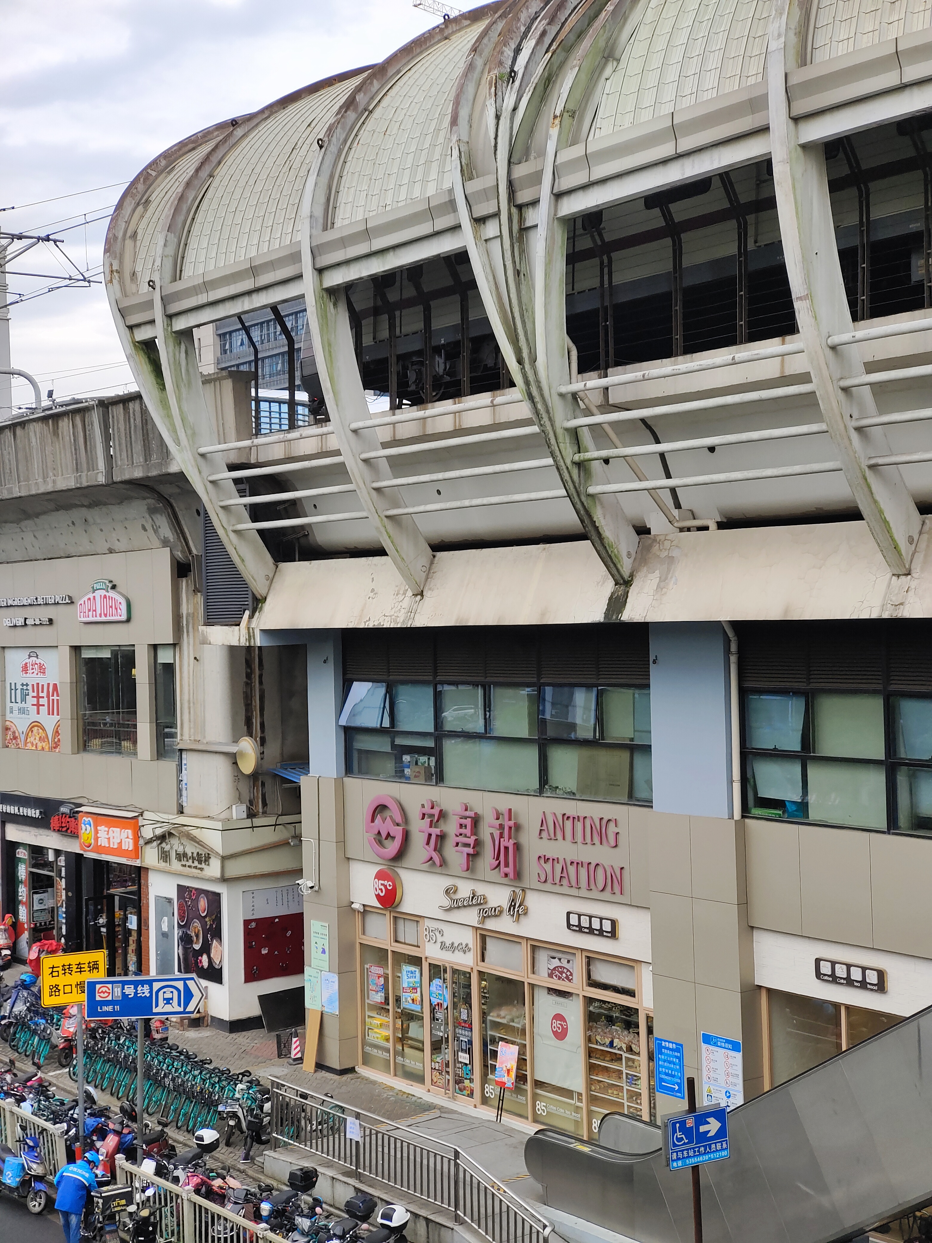 上海的安亭和江苏昆山花桥其实只是一路之隔的距离我看有些二手房