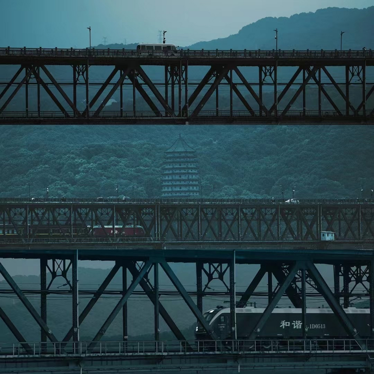 钱塘江大桥也被称为钱塘江一桥,由我国著名桥梁设计大师茅以升先生