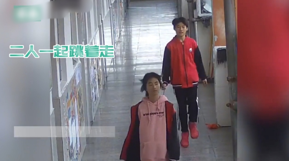 江西一男生模仿女生走路的视频,引起众多网友的关注