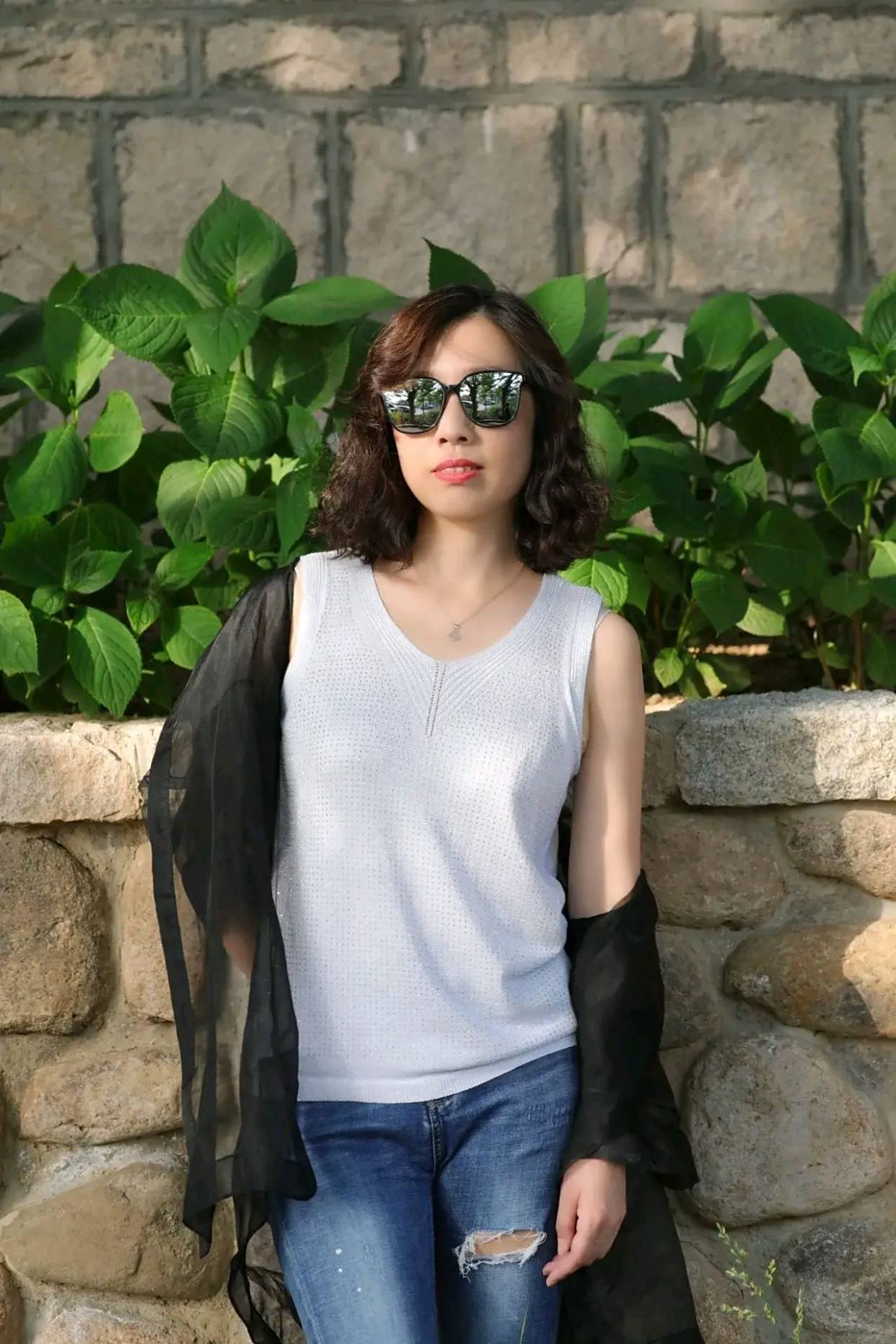 居家美妇晒靓照,尽显妙曼身材