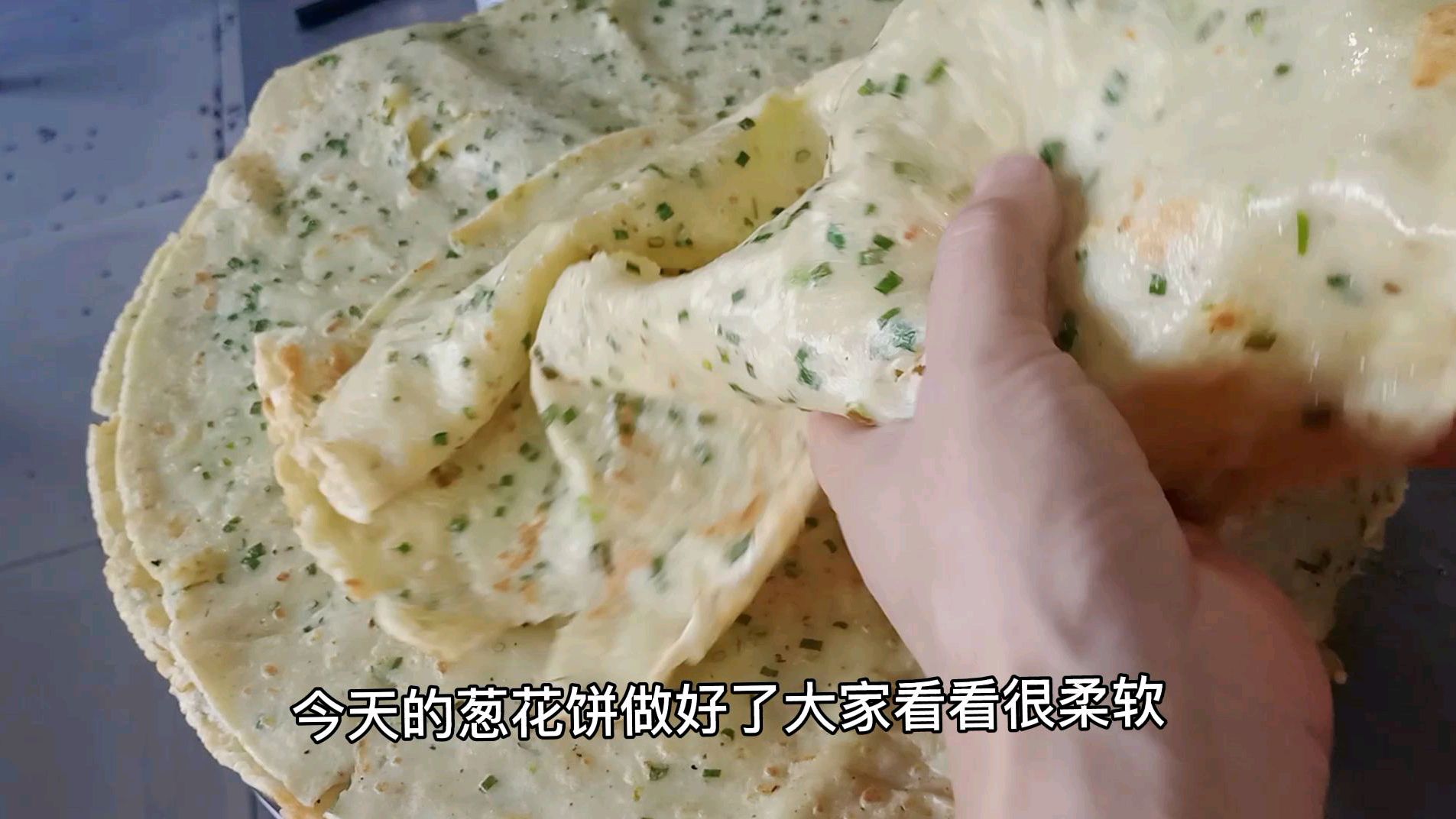 做鸡蛋葱花煎饼怎样做柔软好吃,大厨教你技巧,2分钟学会