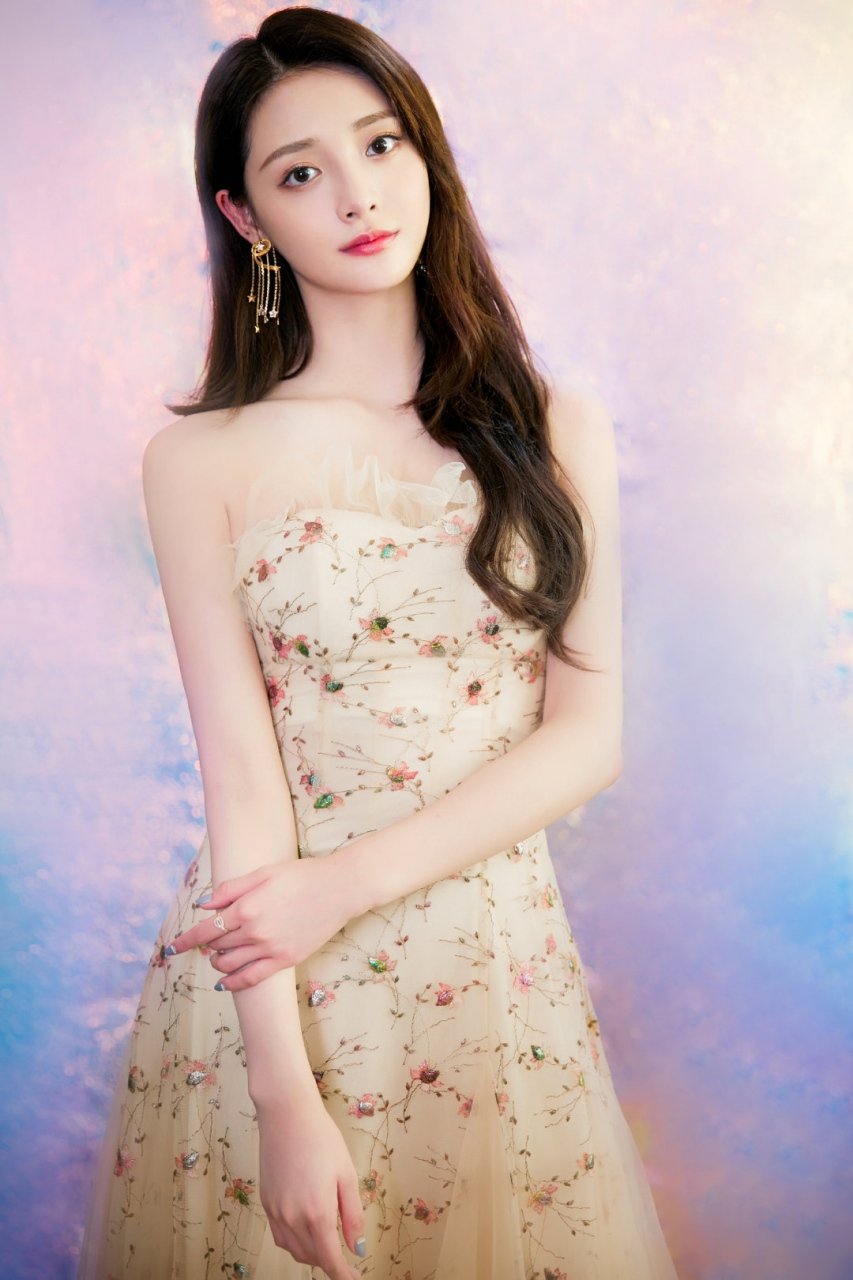 周洁琼# 一袭碎花抹胸裙,甜美灵动的小仙女,肤白貌美的容颜,白皙细嫩