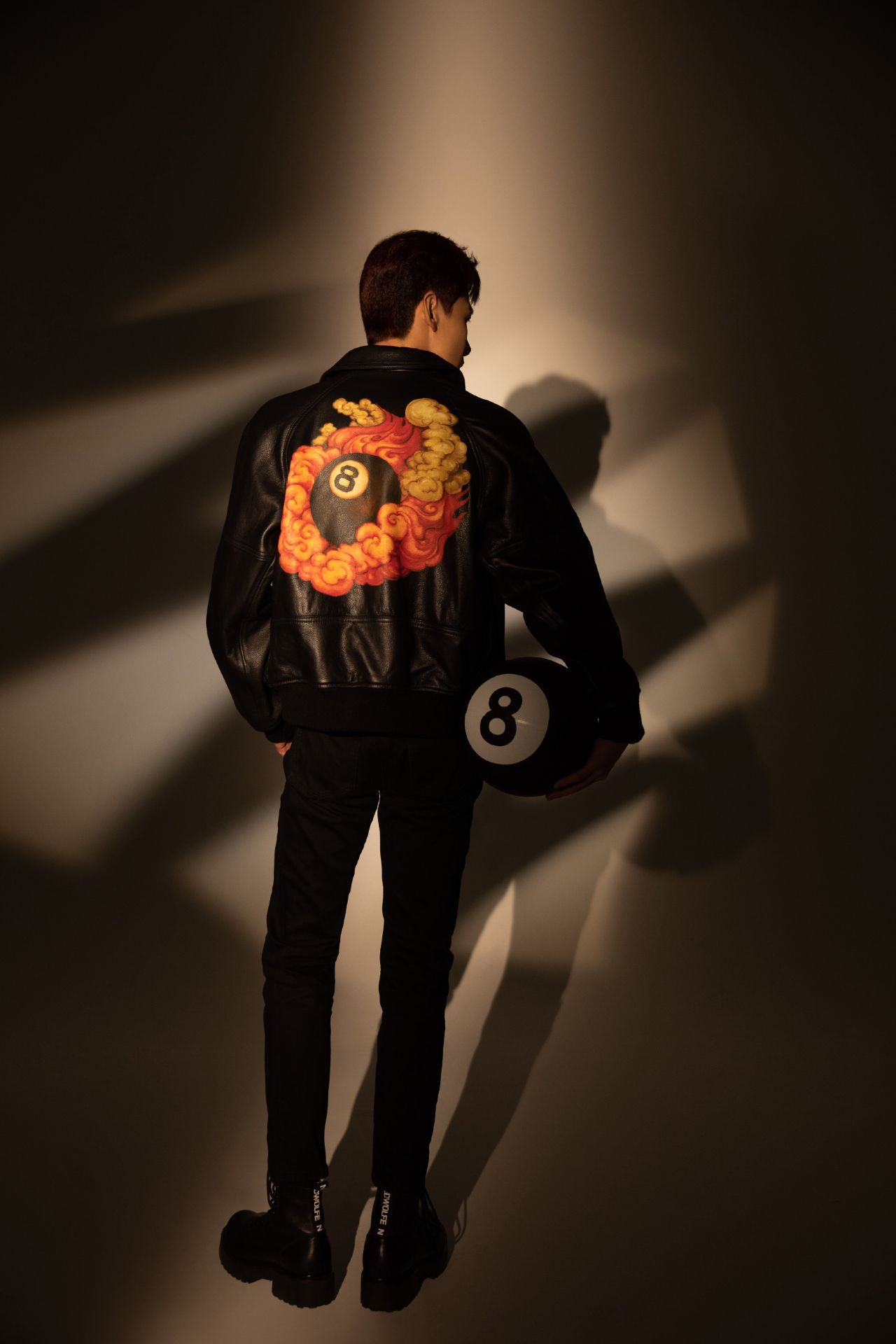 白敬亭风格造型真多变!黑色皮衣战损妆,黑老大气质拿捏了