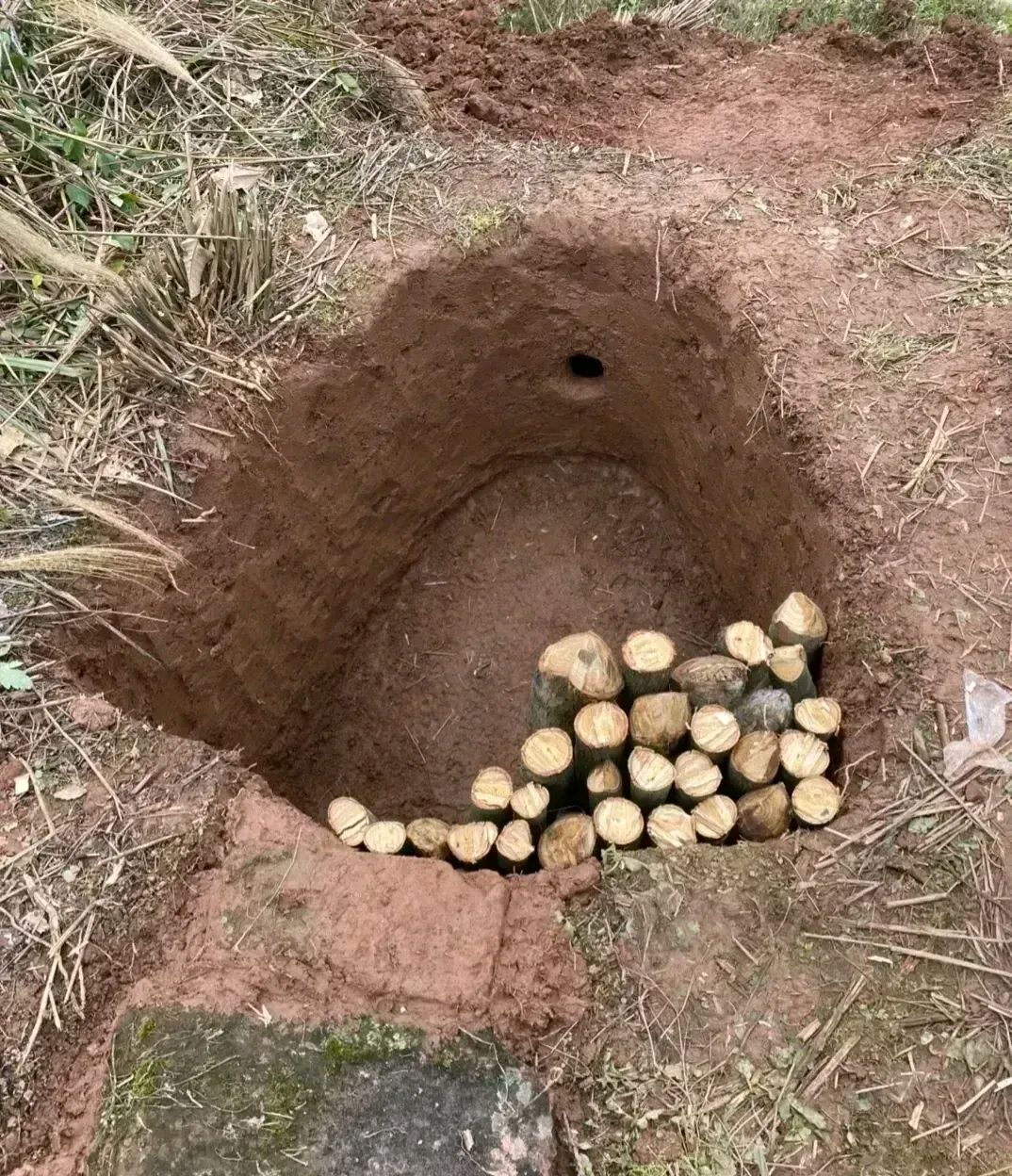 农村传统烧炭,这技术咋样?现在应该没几个人会这手艺了吧