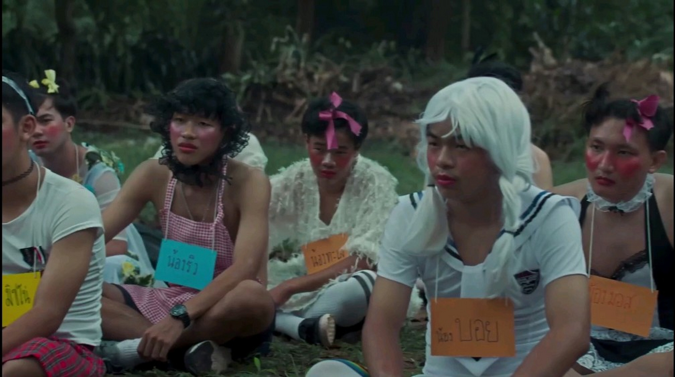 泰国某学校为了实现"男女平等",在高中迎新仪式上男生"男扮女装",女生