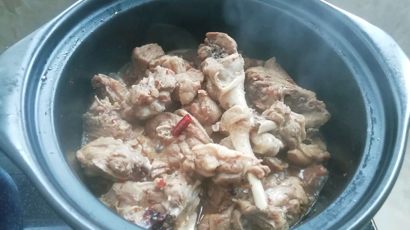 这样炖出来的鸭腿是最好吃的,没有一点腥味,咸香好吃又下饭!