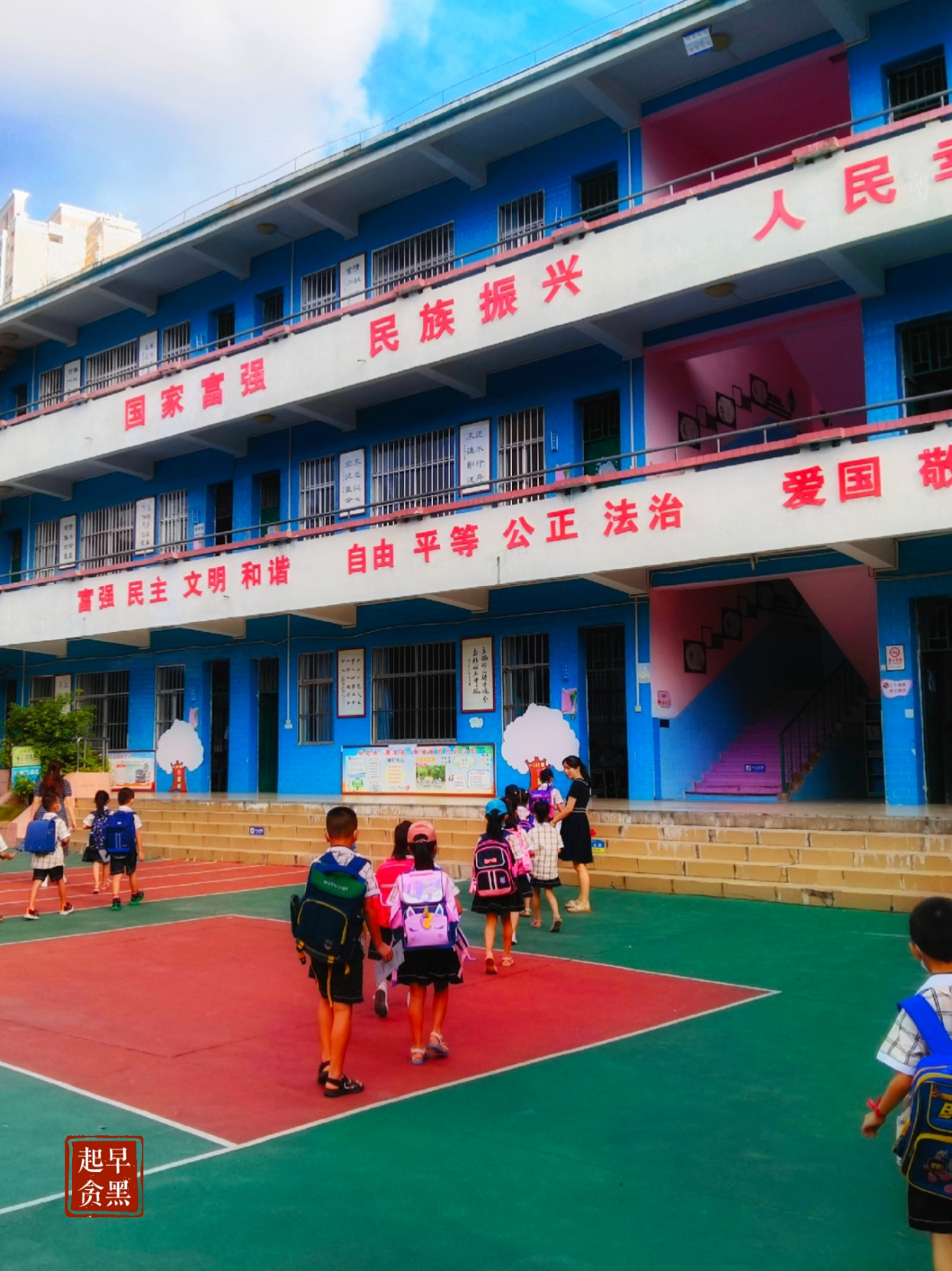 广西南宁市平阳小学一年级新生入学,暖暖的爱