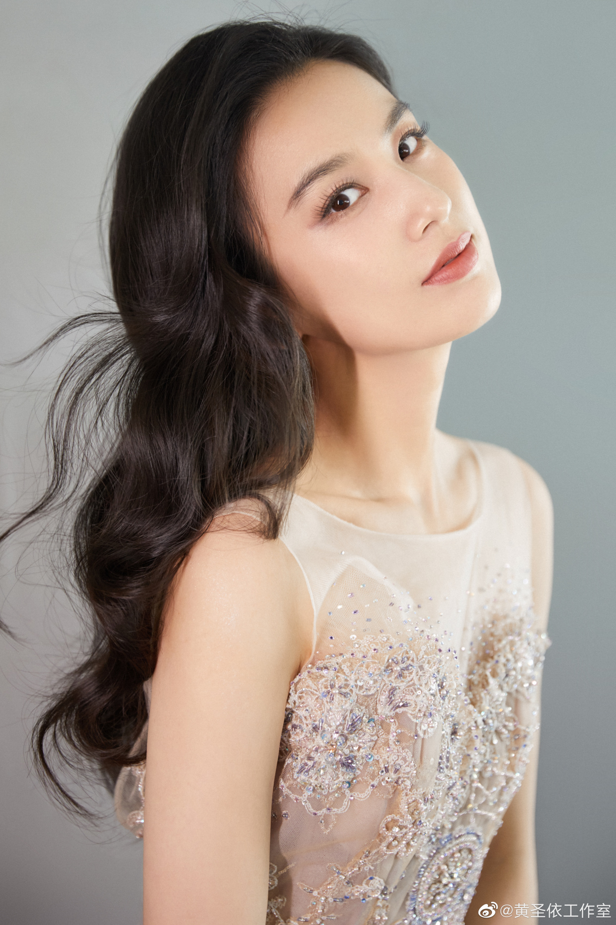 黄圣依写真,高贵优雅,明艳动人