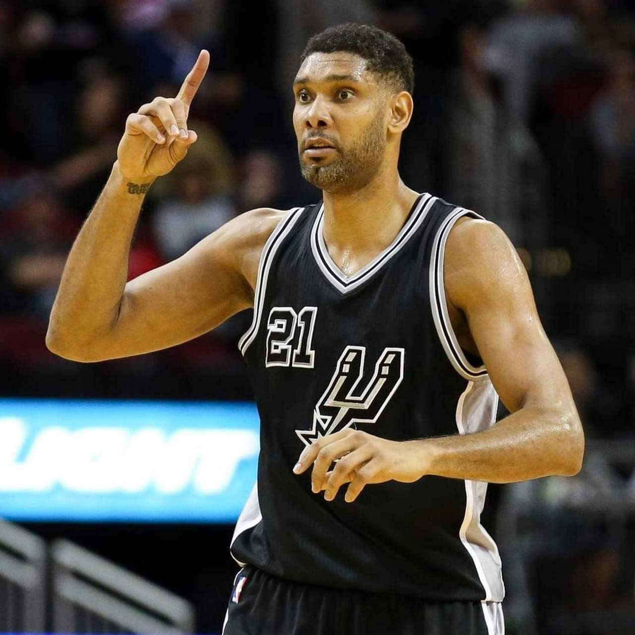 蒂姆·邓肯在马刺取得了1158场胜利(常规赛 季后赛).