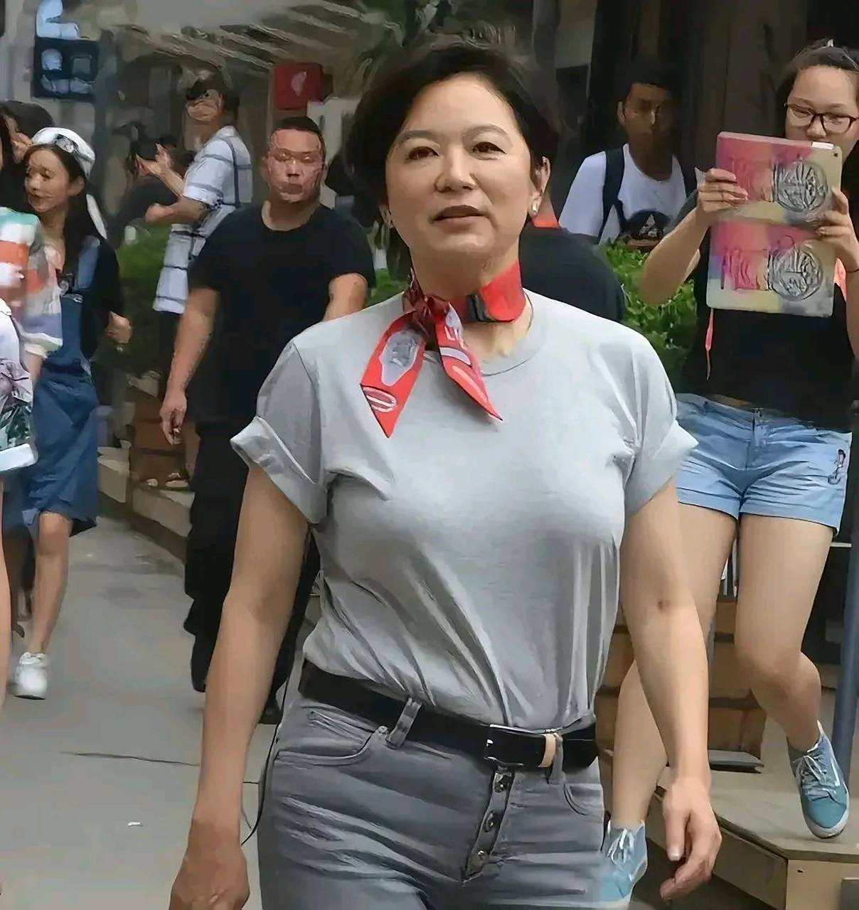 近期69岁的林青霞,在街头散步,这一幕被摄像师抓拍到,这个曾经风华