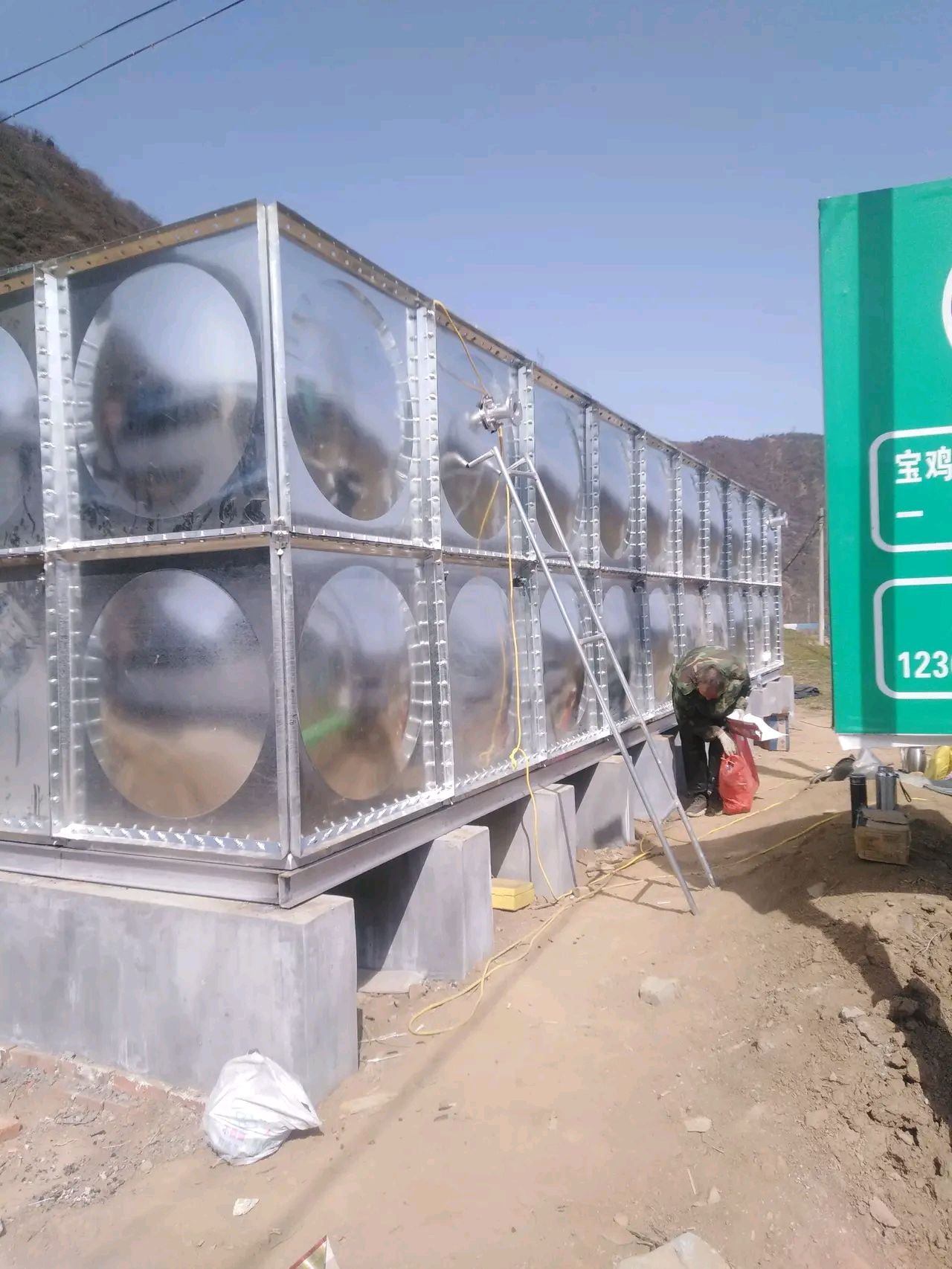 农村120吨大水箱制造安装完成大湾铺村产业园埋地下连接水箱管道